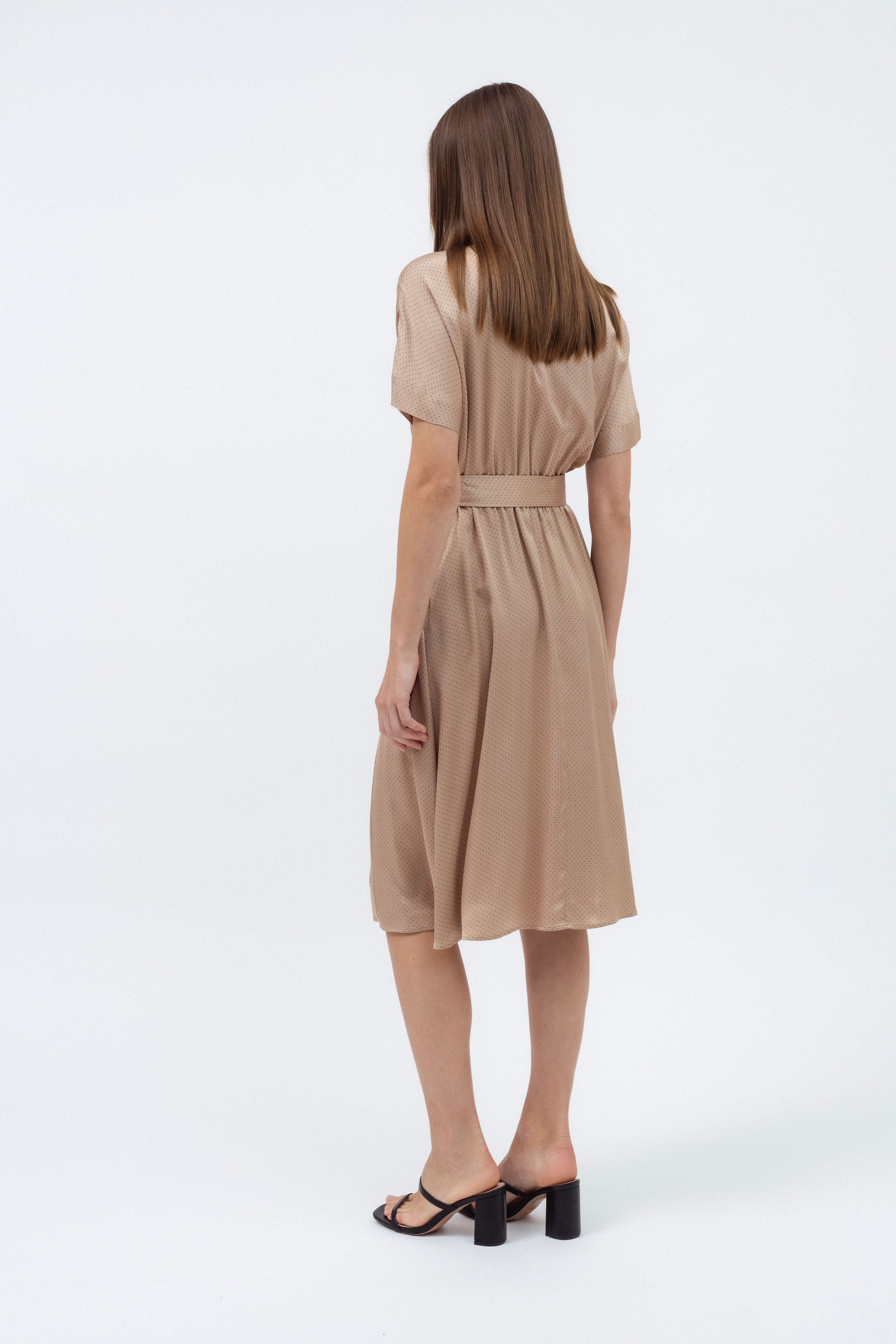 SMĖLIO SPALVOS MIDI MARŠKINIŲ TIPO SUKNELĖ SU TAŠKELIAIS