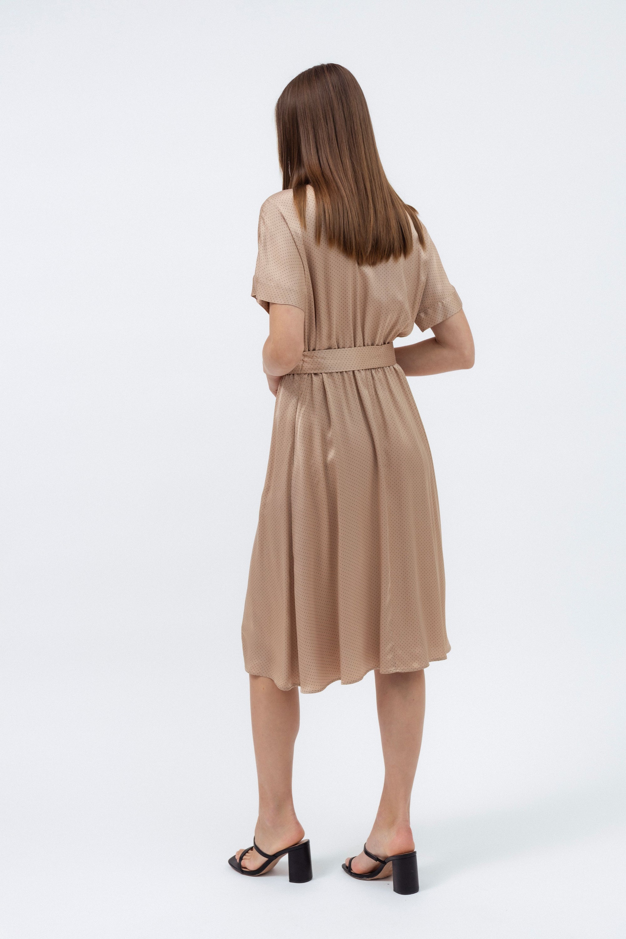 SMĖLIO SPALVOS MIDI MARŠKINIŲ TIPO SUKNELĖ SU TAŠKELIAIS