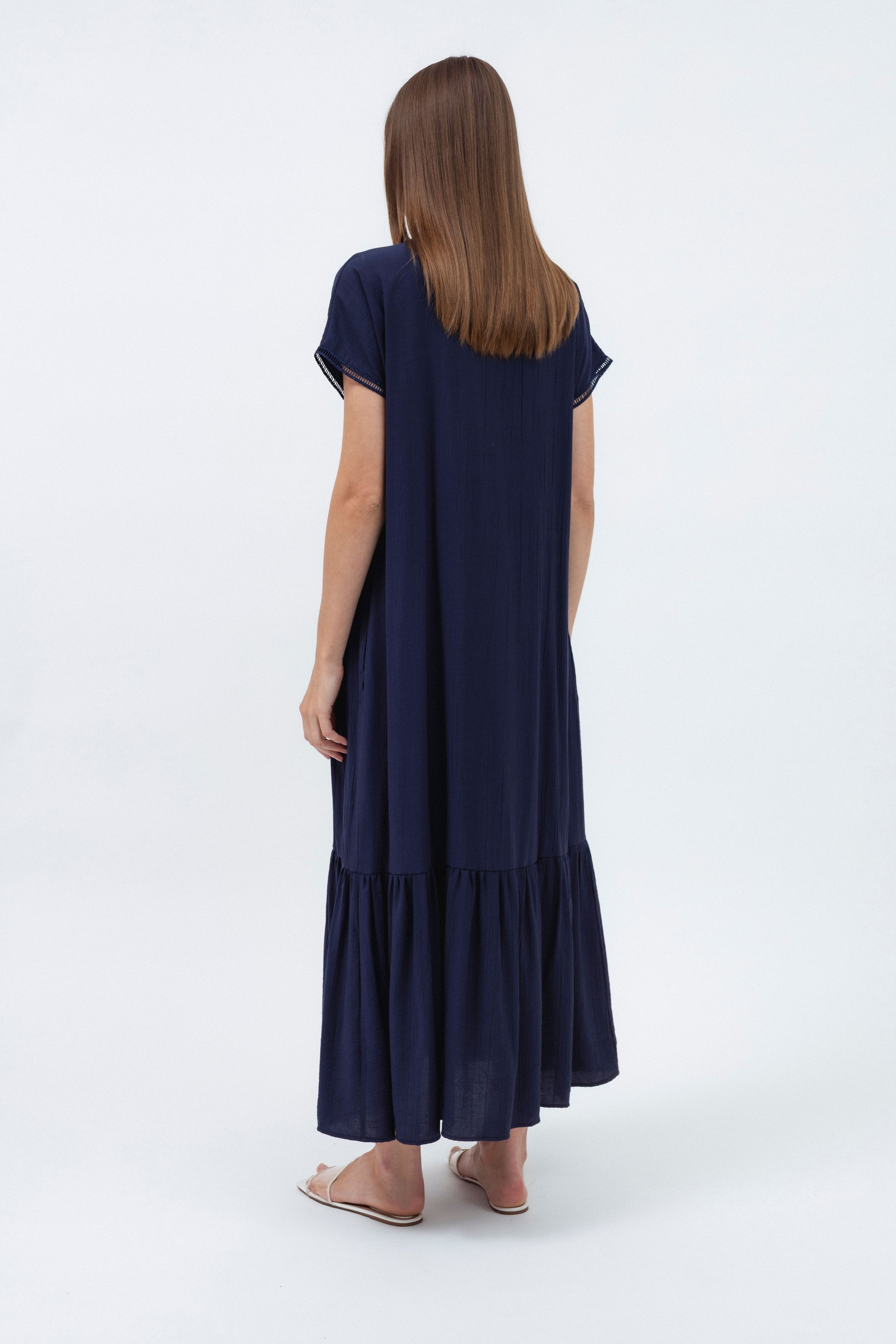 TAMSIAI MĖLYNA LAISVO SILUETO MIDI SUKNELĖ SU KLOSTĖMIS