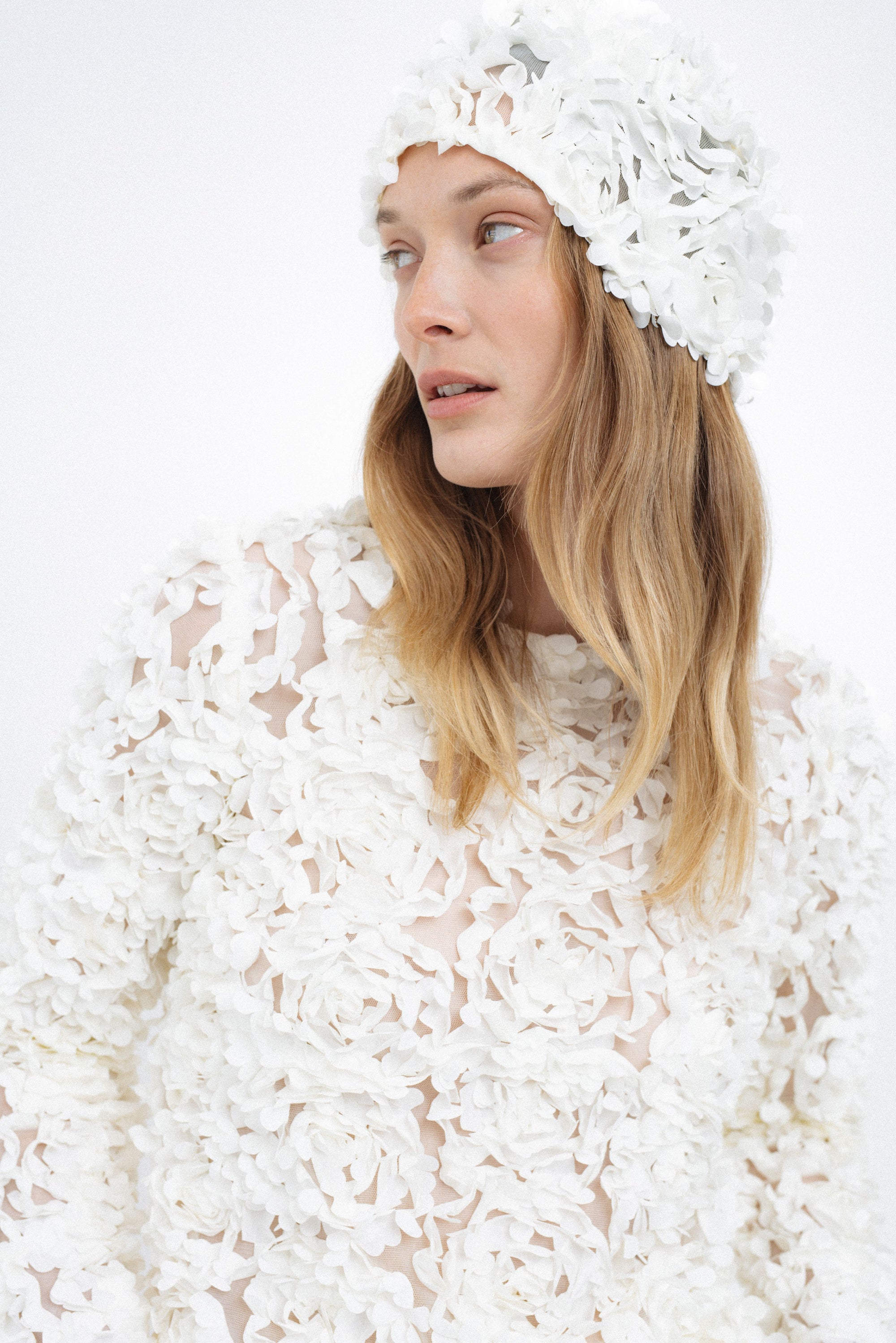 WHITE TEXTURED HEADPIECE