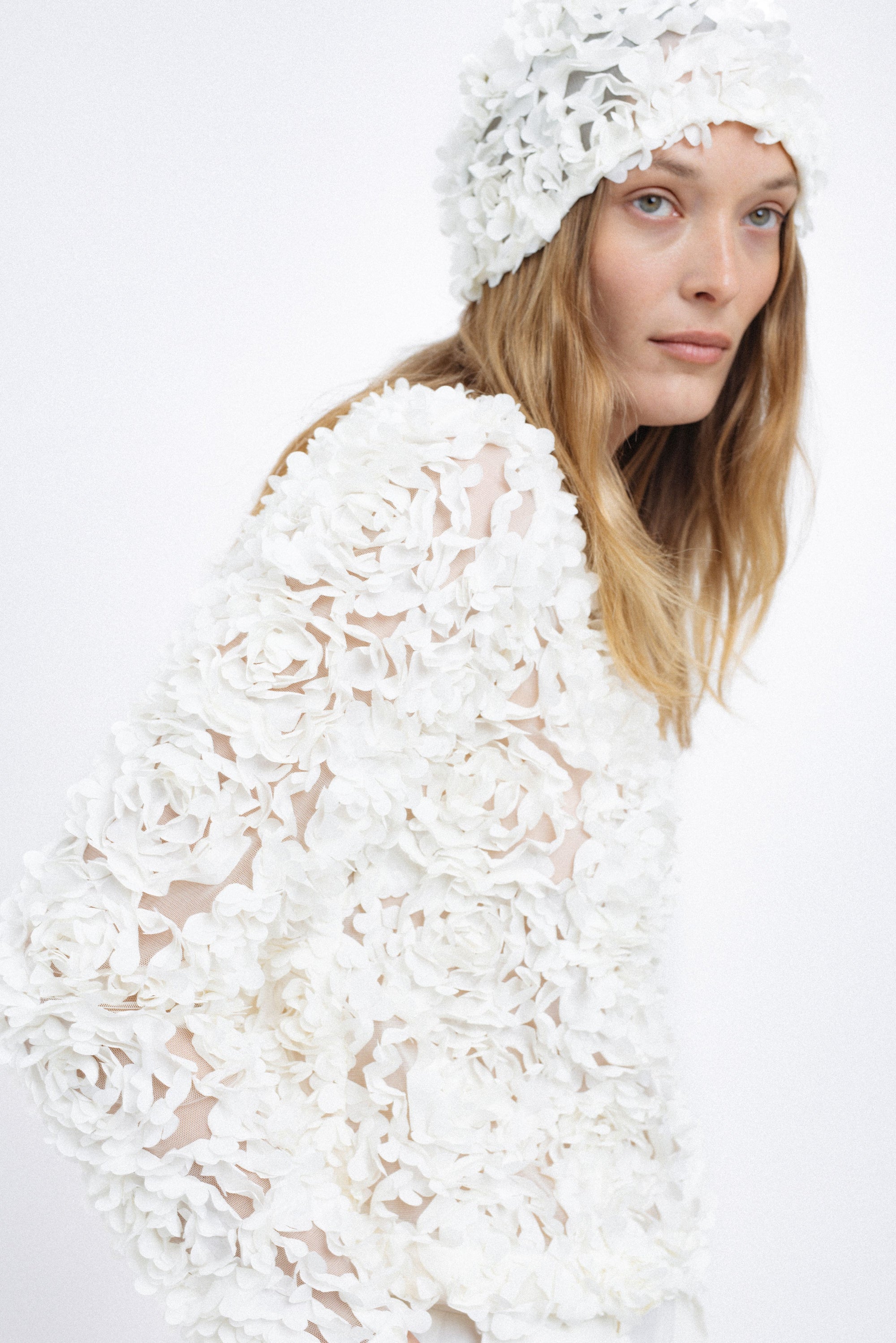 WHITE TEXTURED HEADPIECE