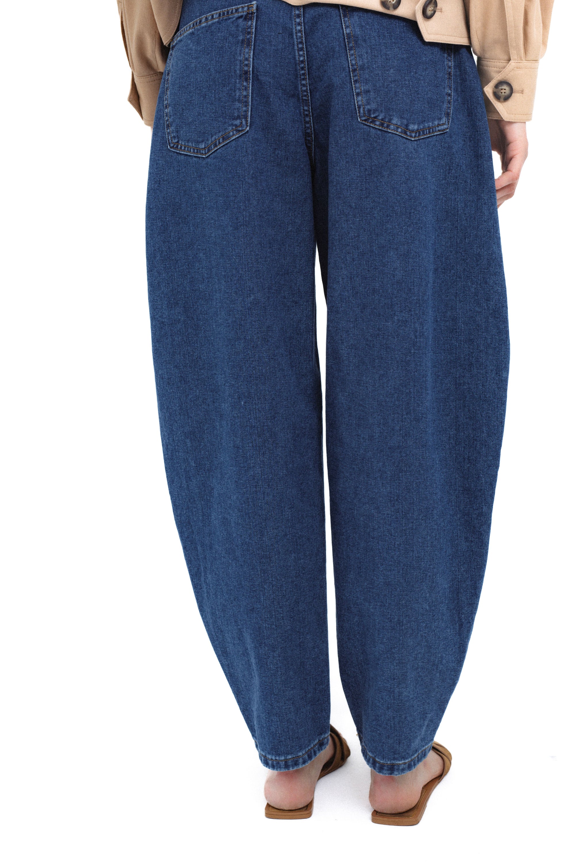 BLUE BARREL-LEG JEANS