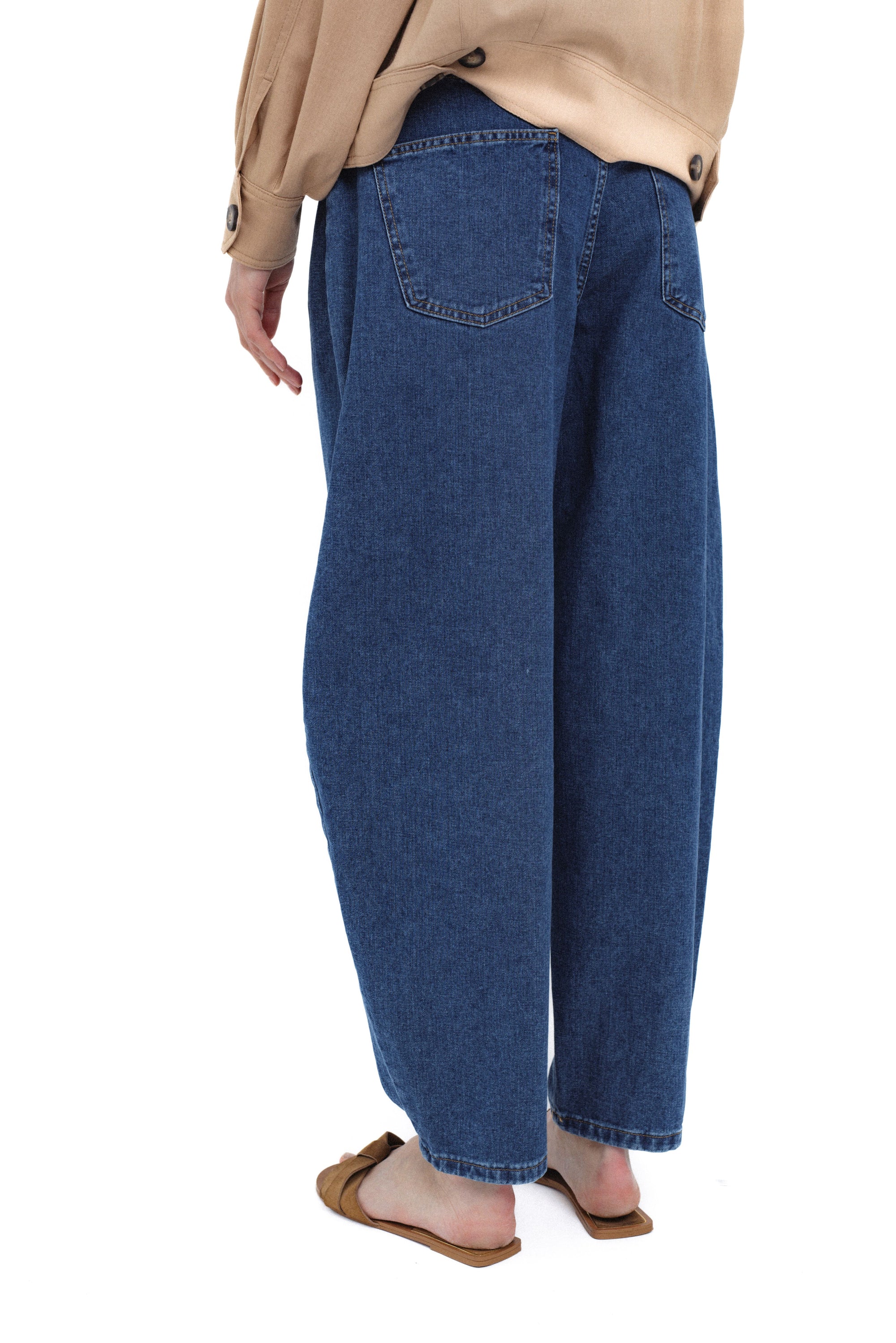 BLUE BARREL-LEG JEANS