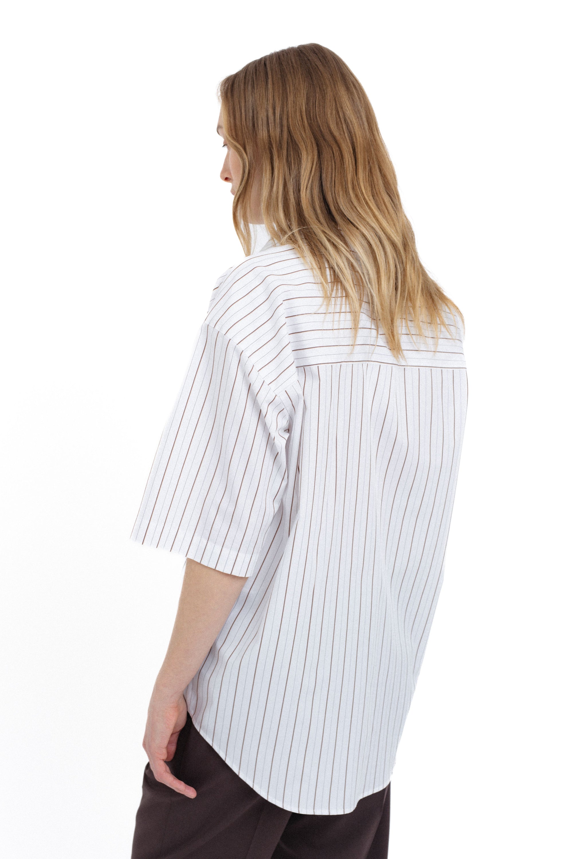 UNISEX MARŠKINIAI TRUMPOMIS RANKOVĖMIS SU RUDAIS DRYŽIAIS