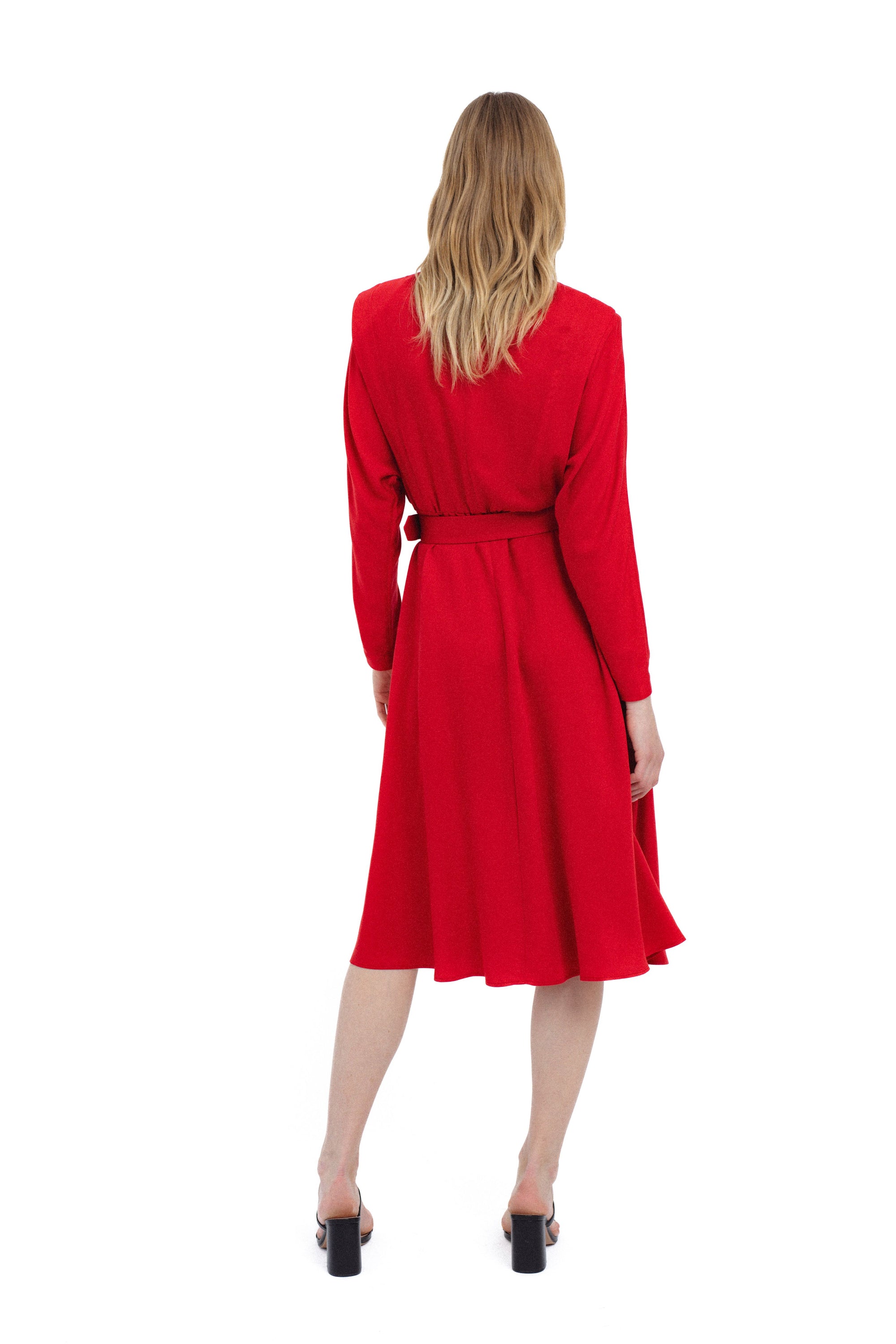 RAUDONA MIDI SUKNELĖ SU DIRŽU