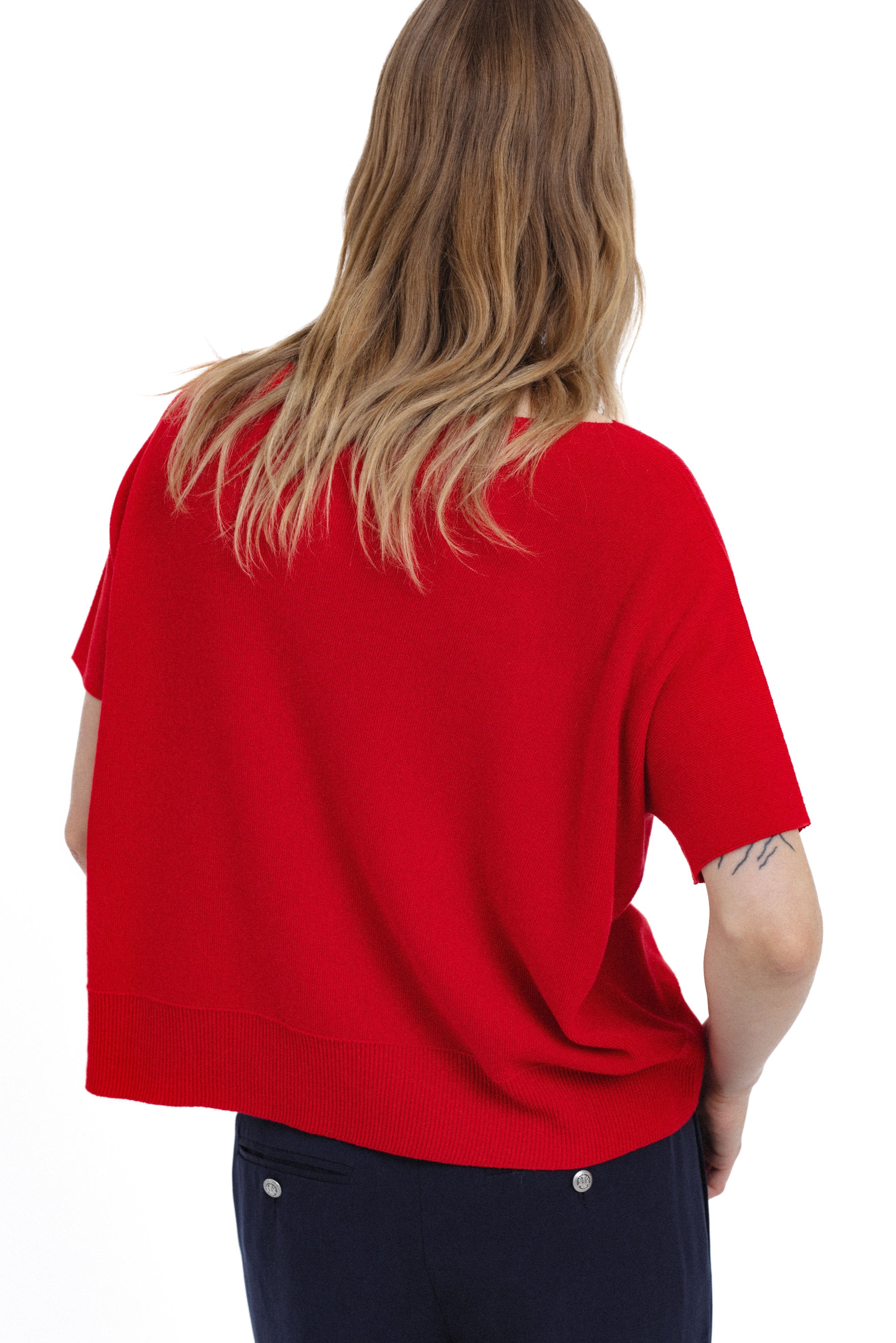 RAUDONAS MEGZTINIS TRUMPOMIS RANKOVĖMIS