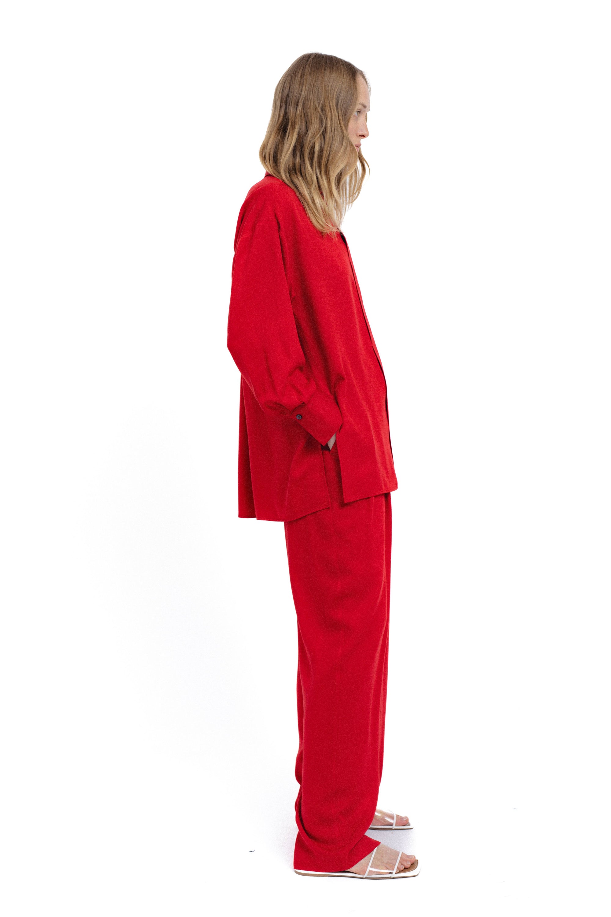 RAUDONI PADIDINTO SILUETO MARŠKINIAI SU PASLĖPTU UŽSEGIMU