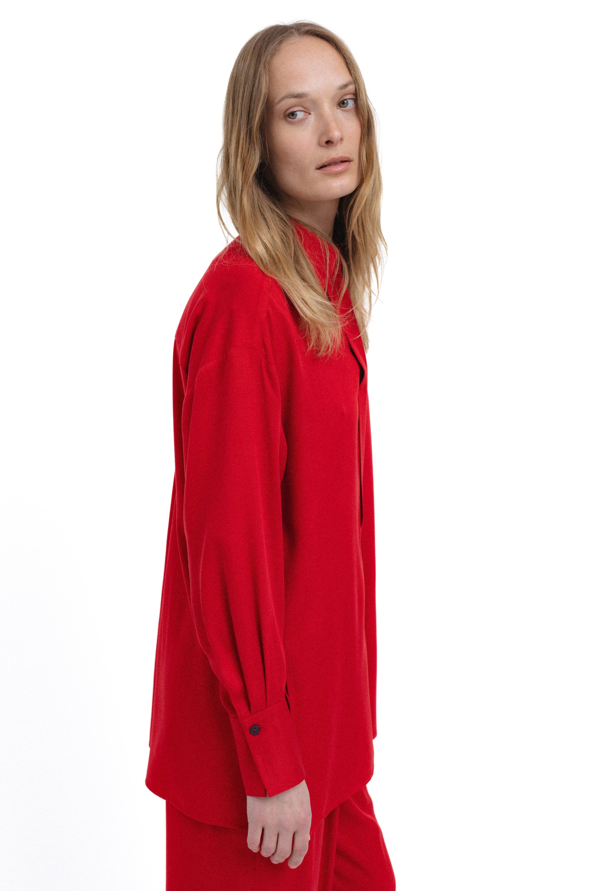 RAUDONI PADIDINTO SILUETO MARŠKINIAI SU PASLĖPTU UŽSEGIMU