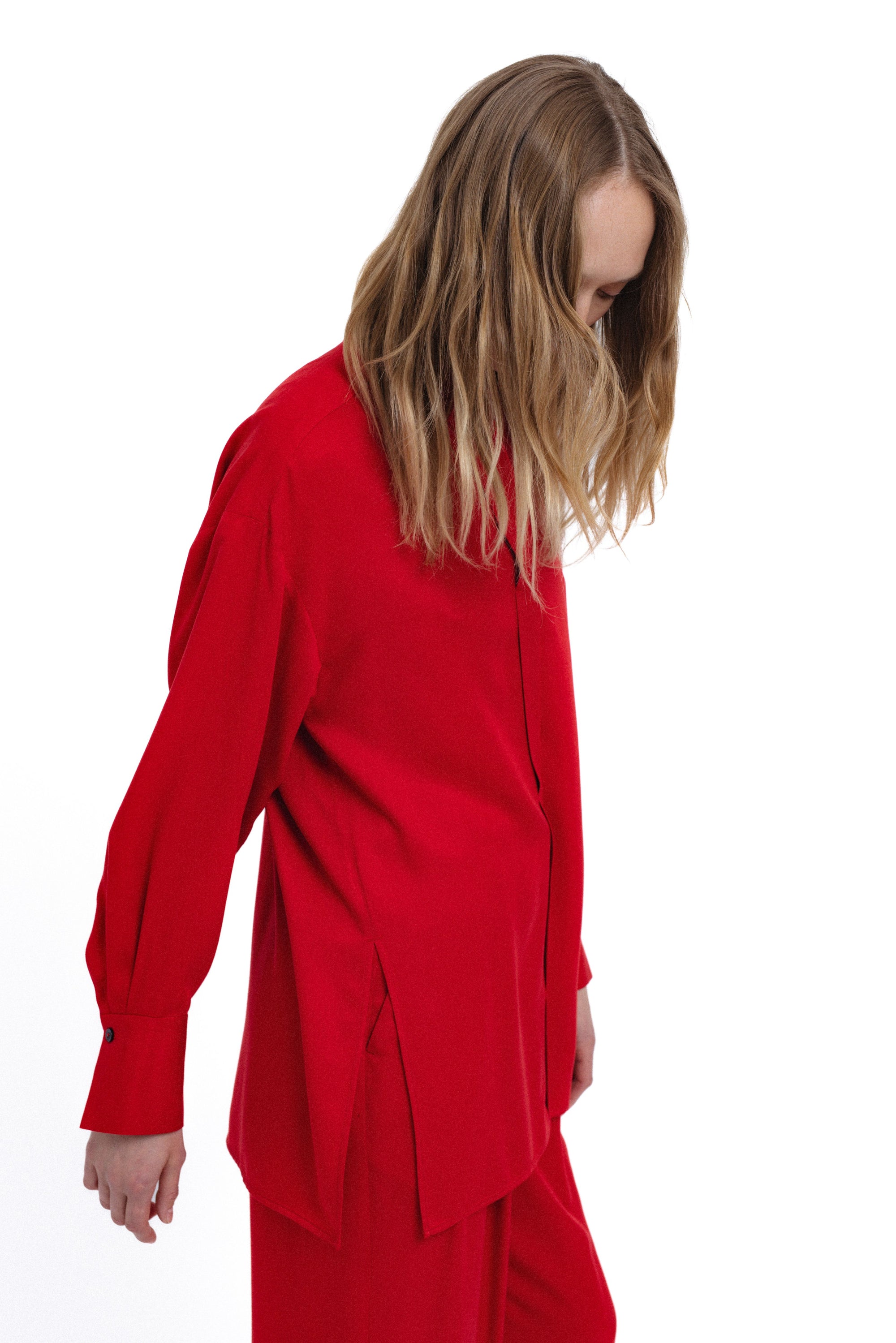 RAUDONI PADIDINTO SILUETO MARŠKINIAI SU PASLĖPTU UŽSEGIMU