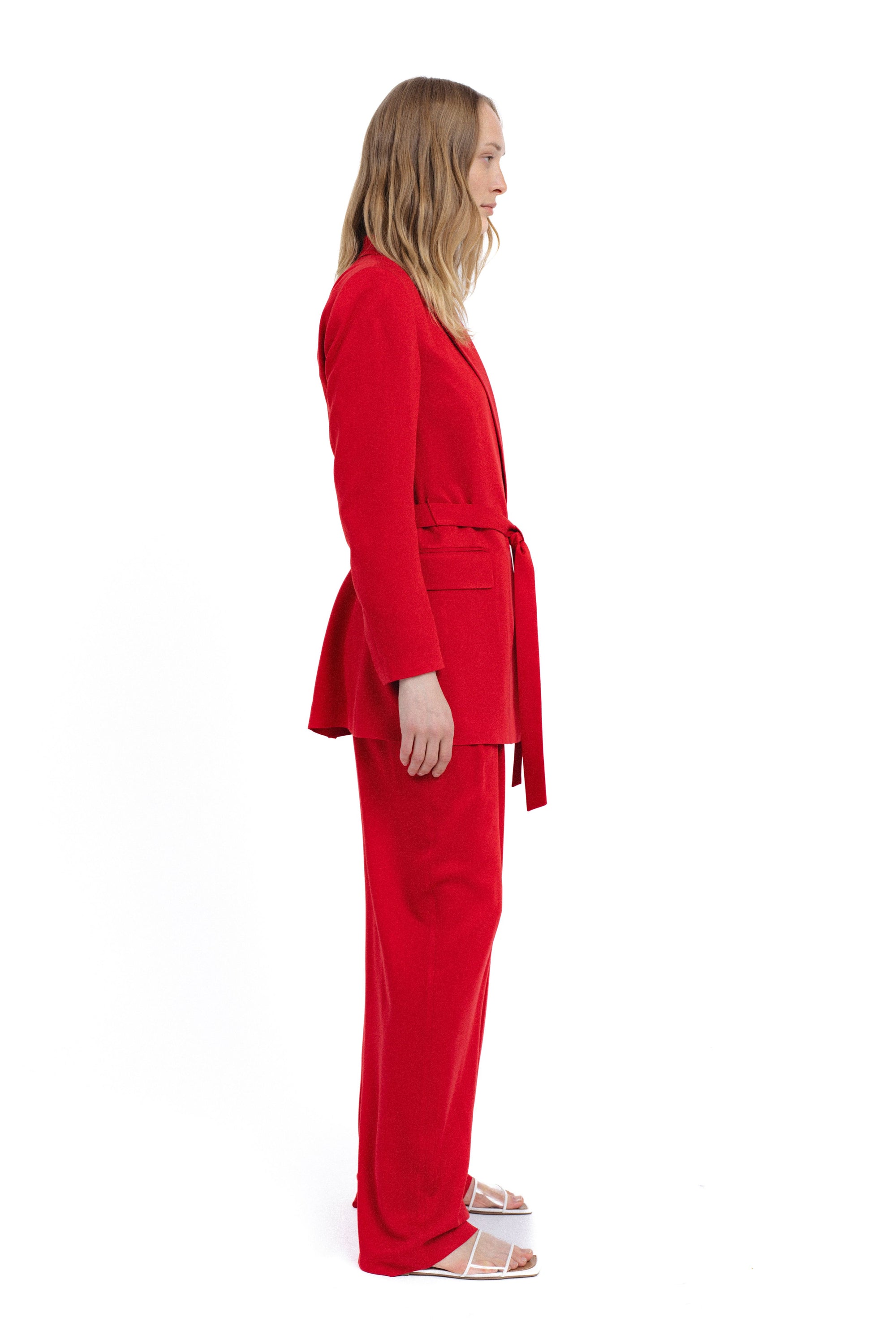 RAUDONAS ŠVARKAS SU DIRŽU