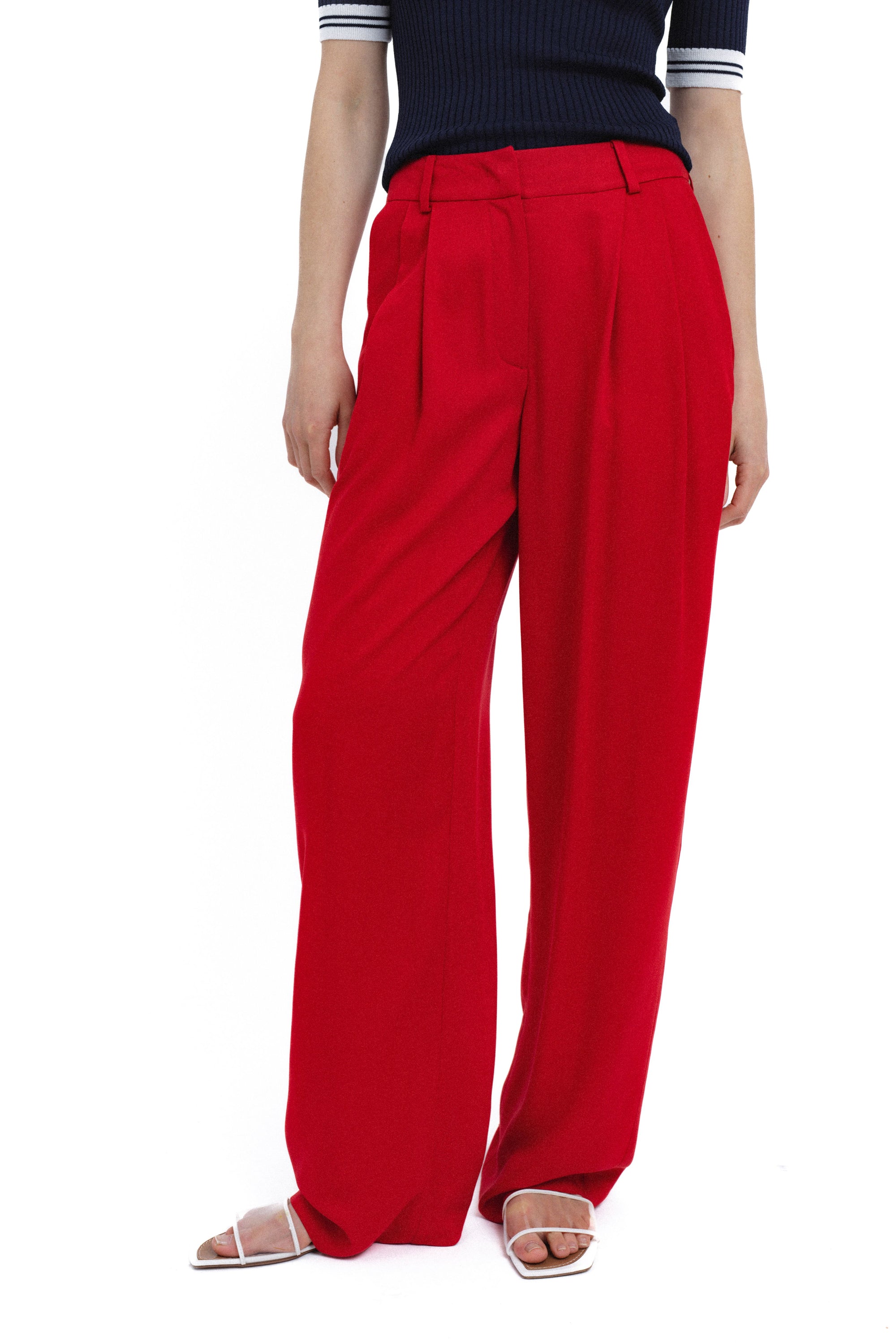 TIESAUS KIRPIMO RAUDONOS KELNĖS SU DVIGUBA KLOSTE