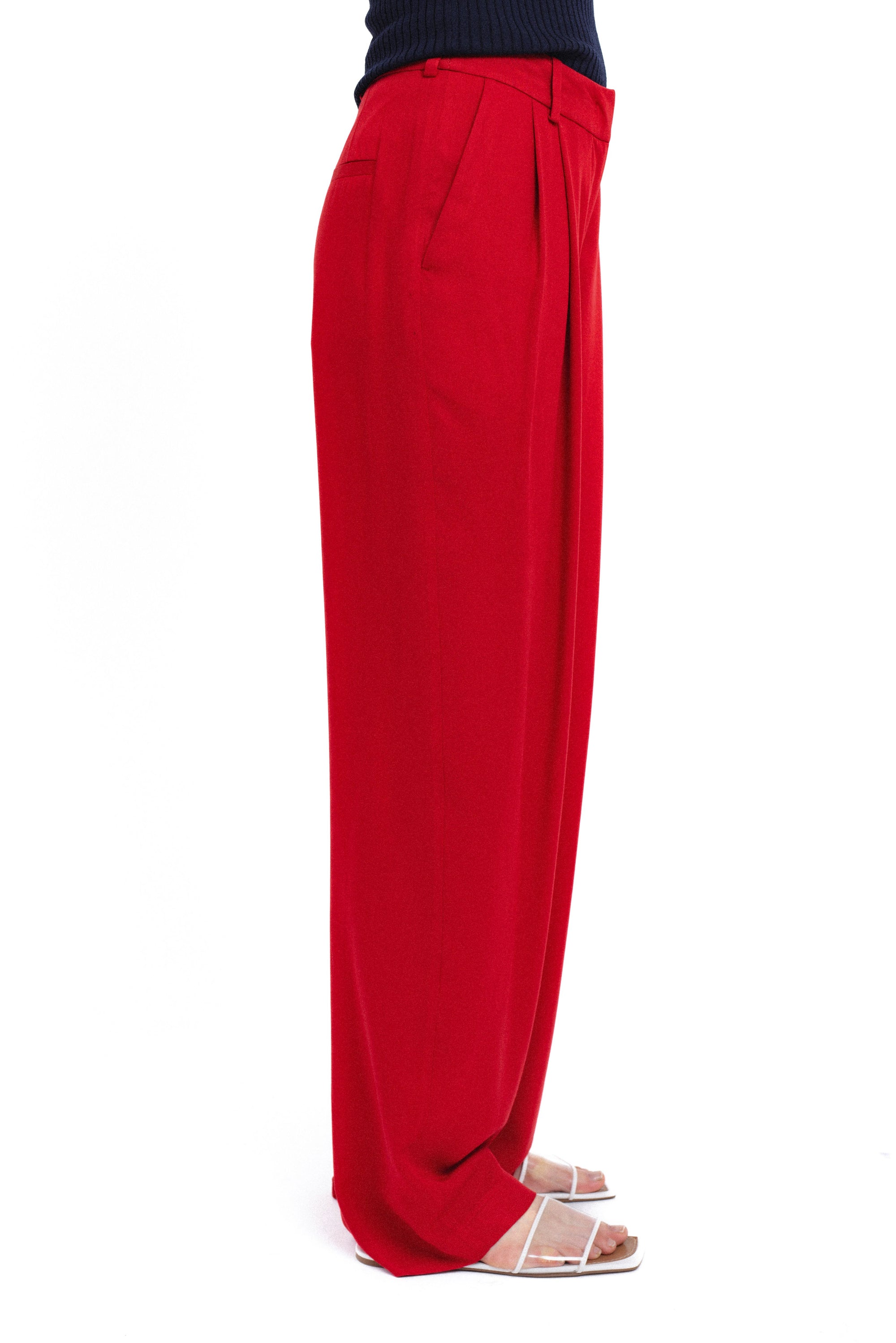 TIESAUS KIRPIMO RAUDONOS KELNĖS SU DVIGUBA KLOSTE