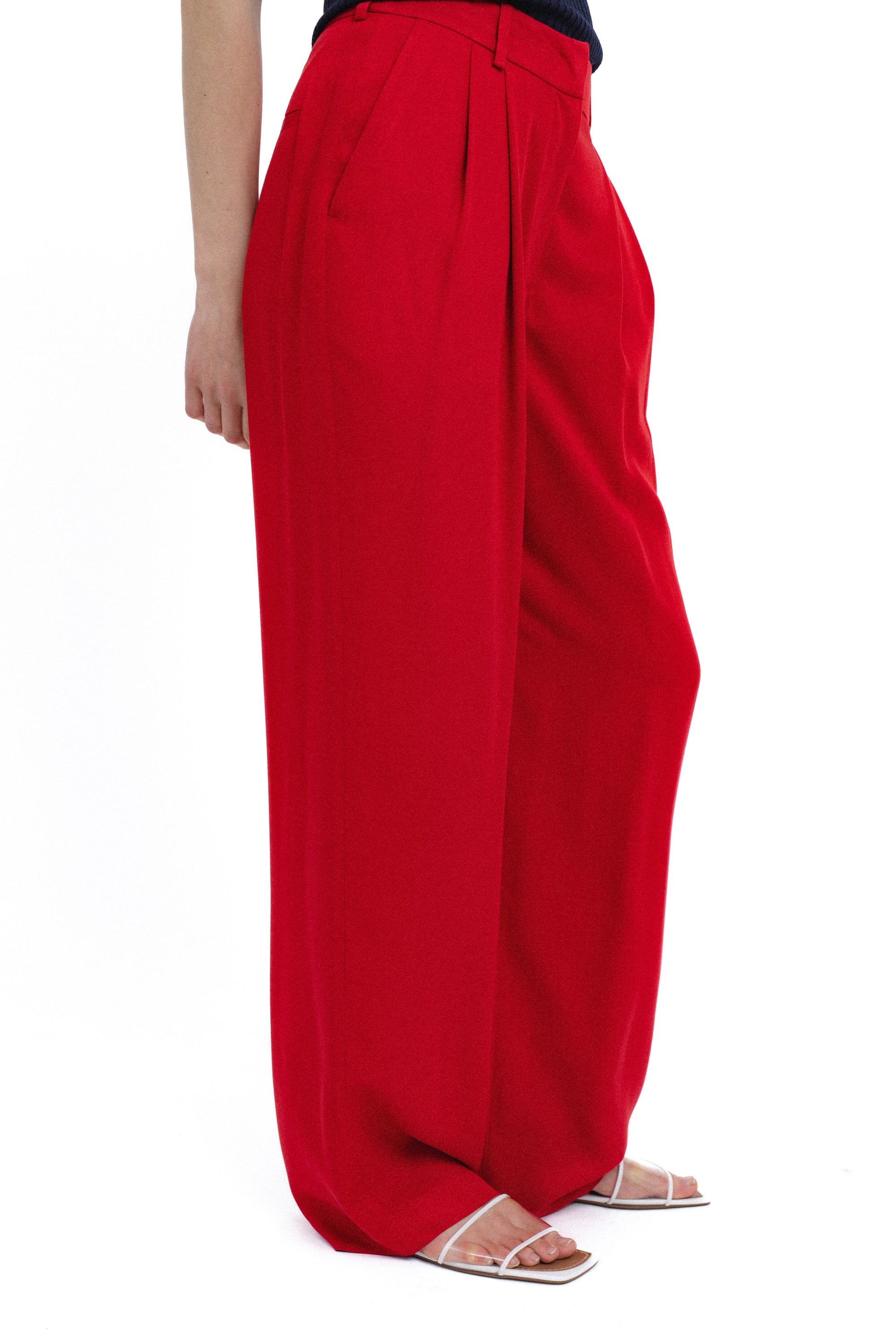 TIESAUS KIRPIMO RAUDONOS KELNĖS SU DVIGUBA KLOSTE