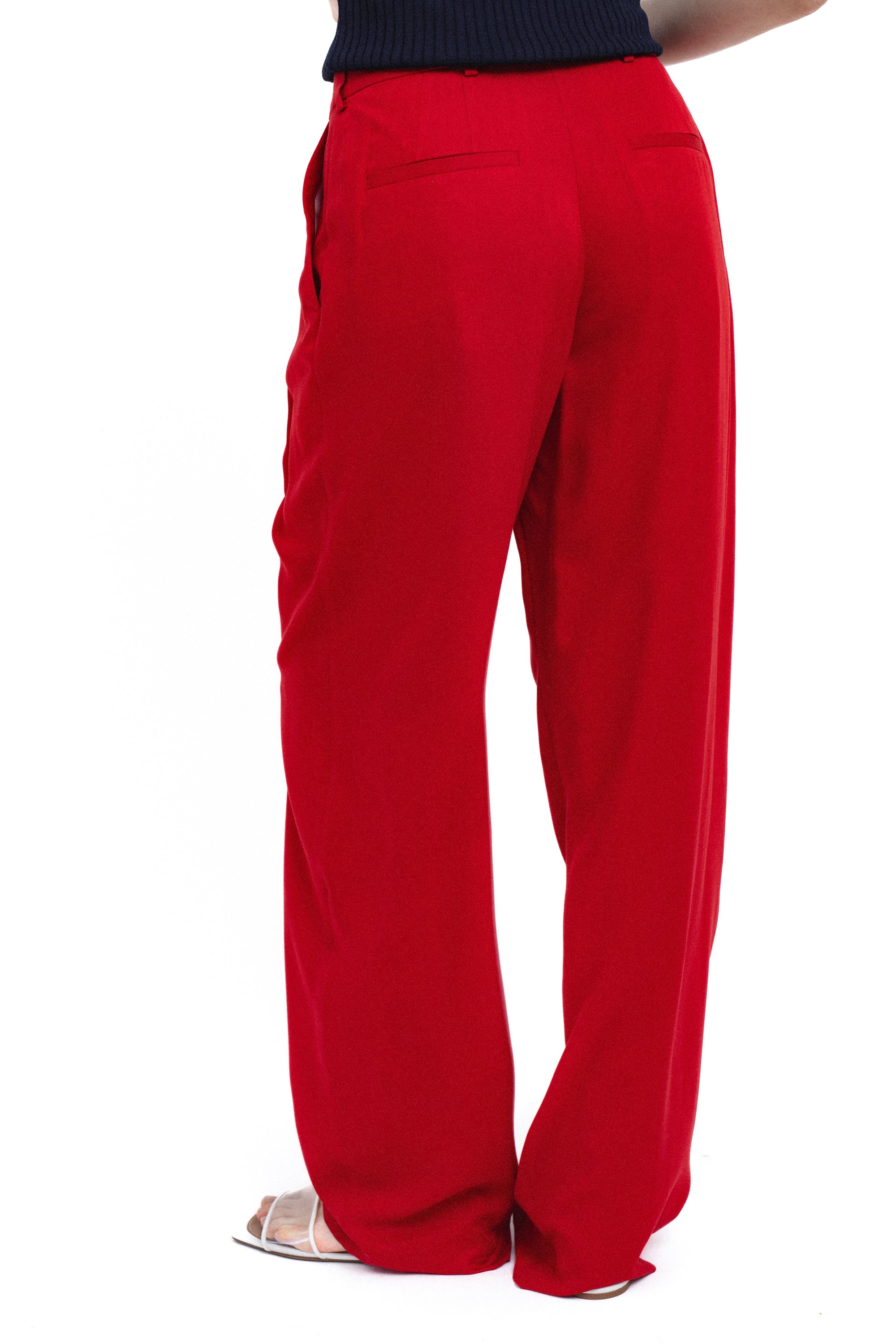 TIESAUS KIRPIMO RAUDONOS KELNĖS SU DVIGUBA KLOSTE