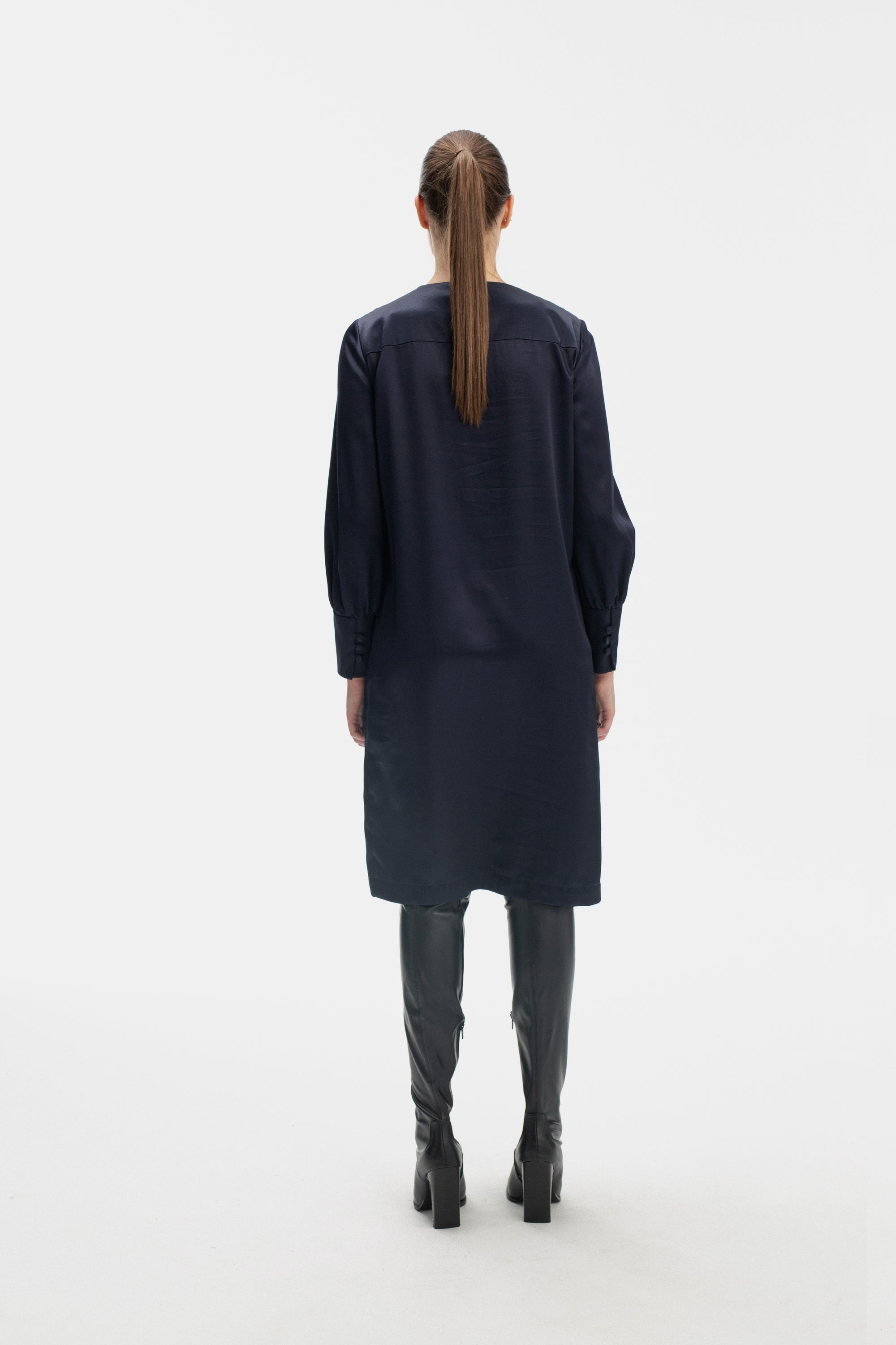 MĖLYNA TIESAUS SILUETO SUKNELĖ