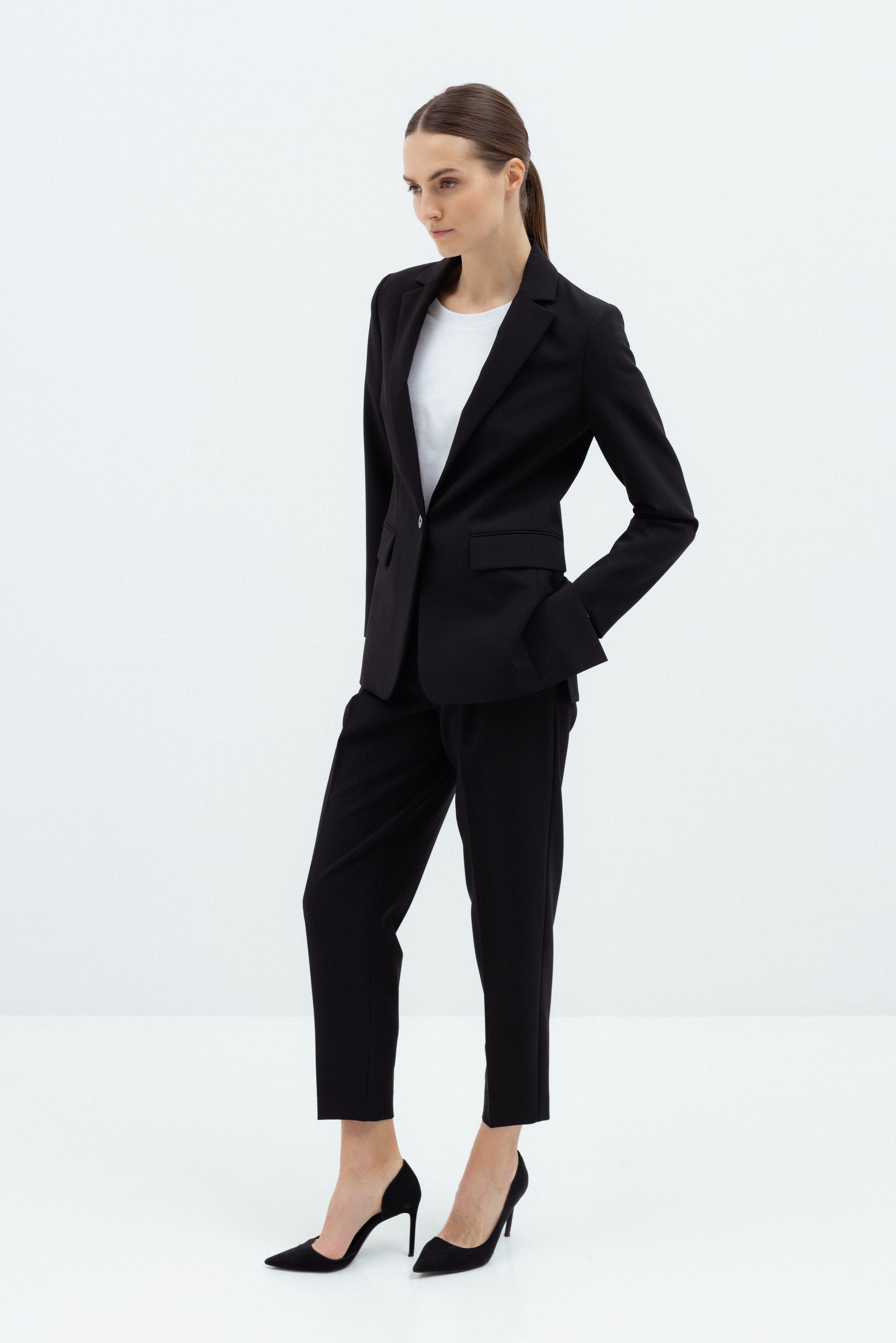 SINGLE-BREASTED FITTED BLACK BLAZER
