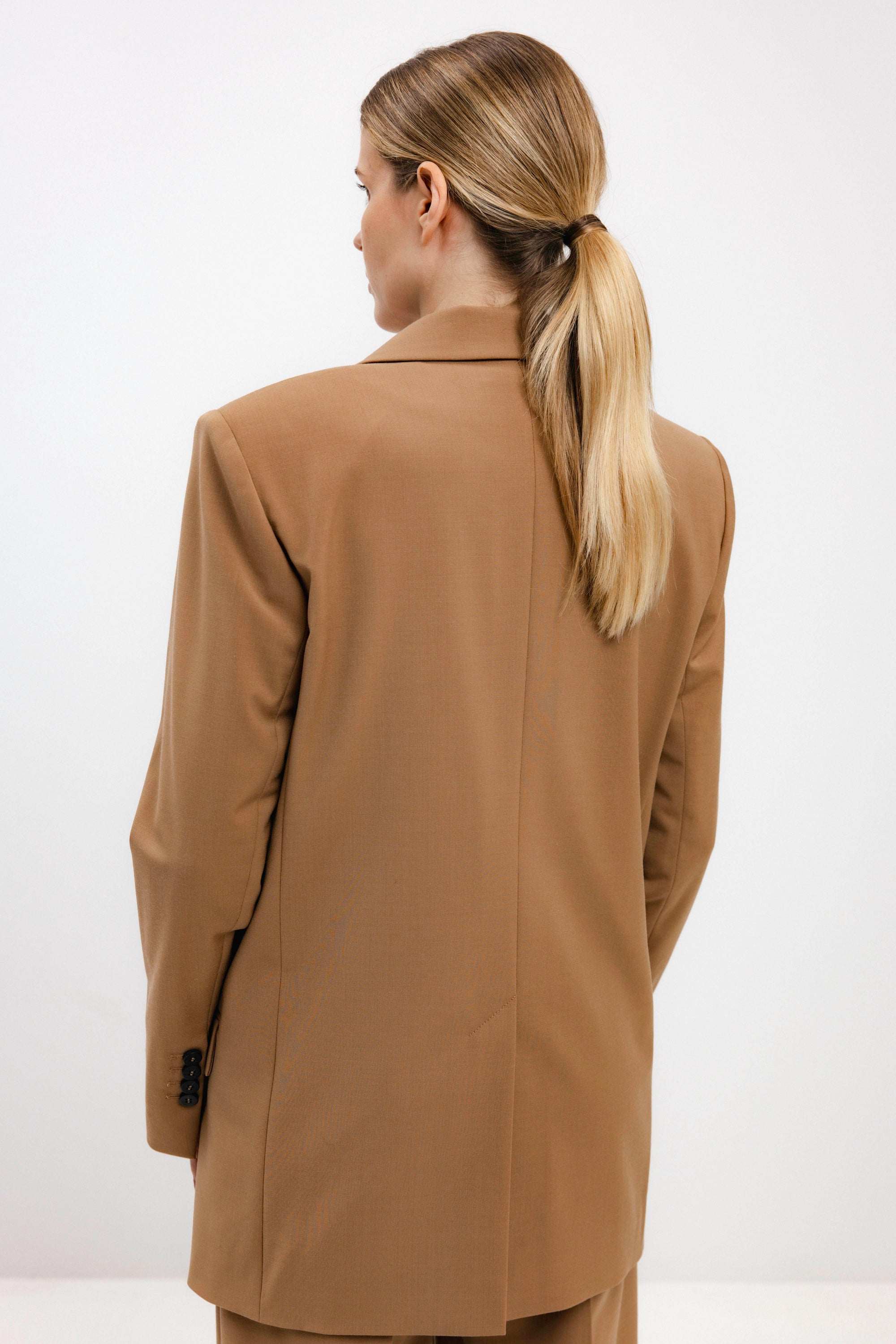 DVIEILIS TIESAUS SILUETO ŠVIESIAI RUDAS ŠVARKAS