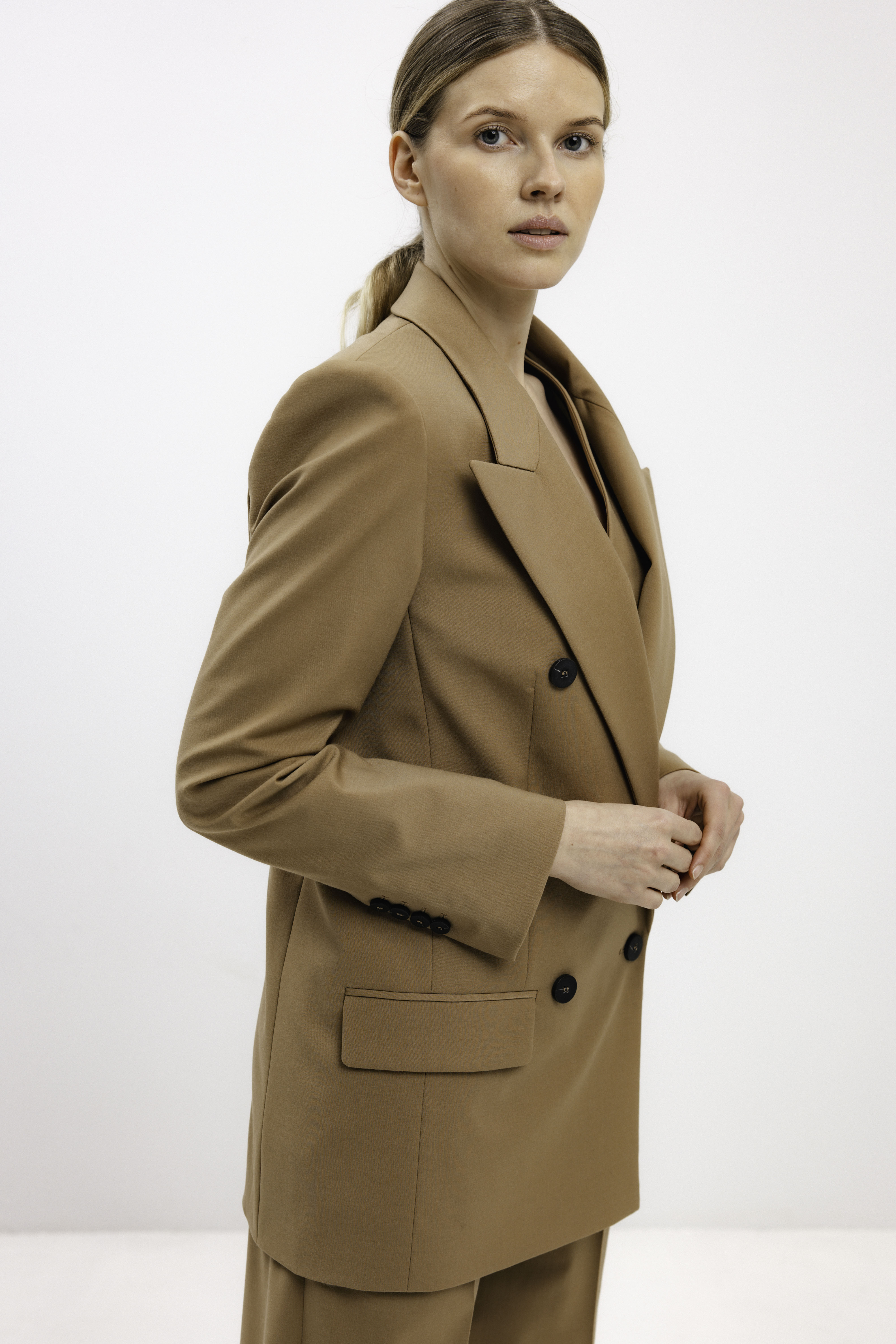 DOUBLE-BREASTED CAMEL BLAZER