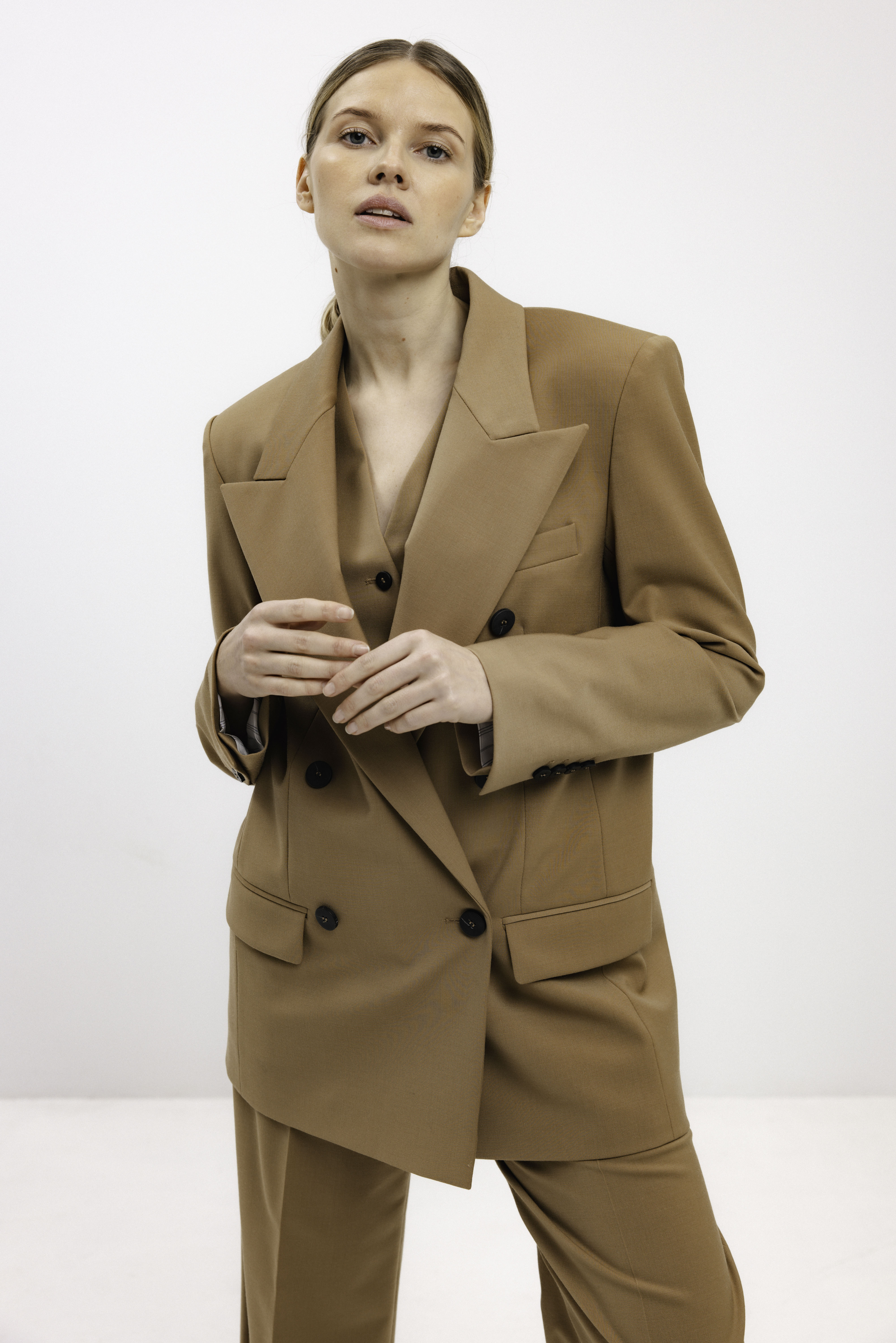 DOUBLE-BREASTED CAMEL BLAZER