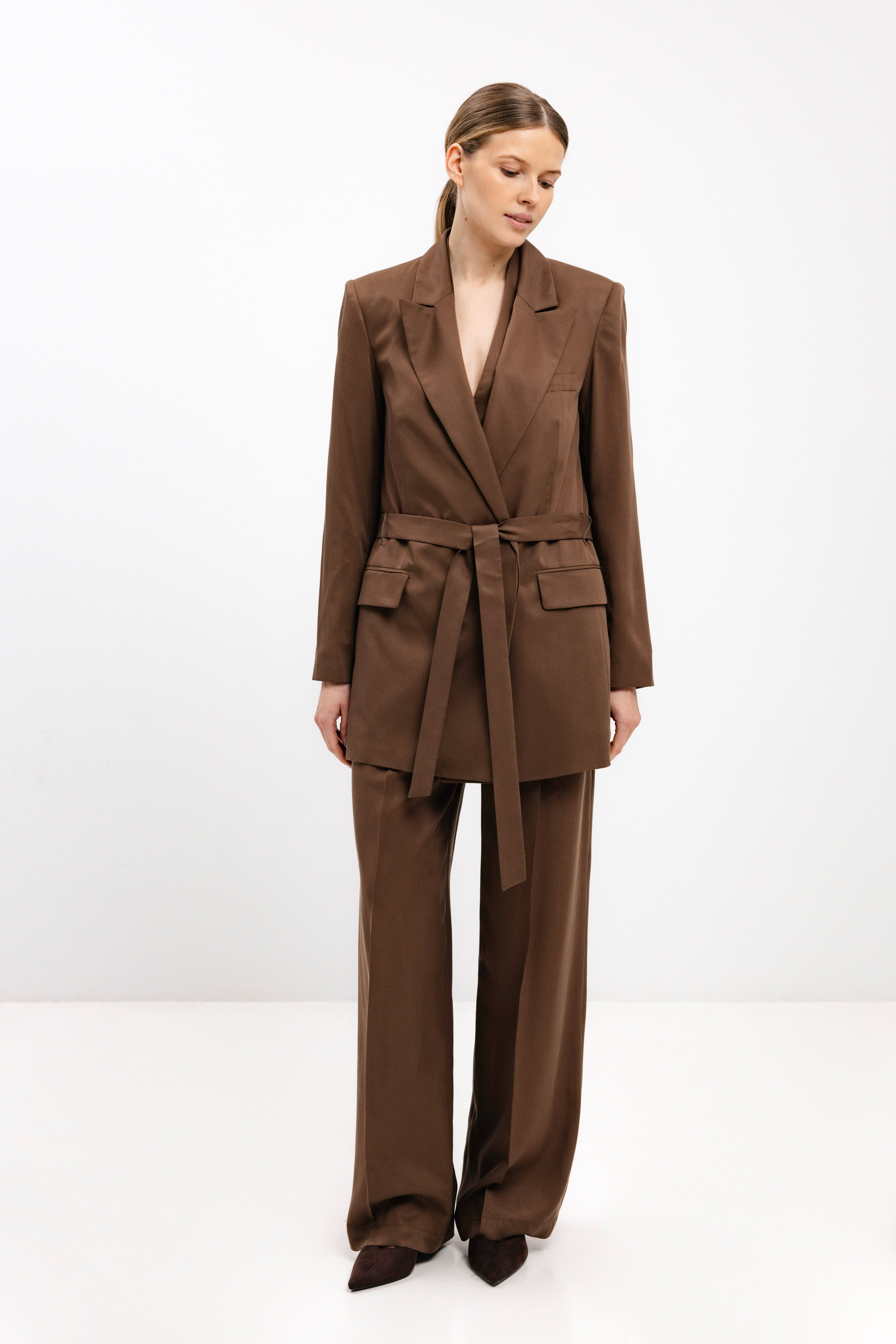 BELTED BLAZER IN NUT BROWN