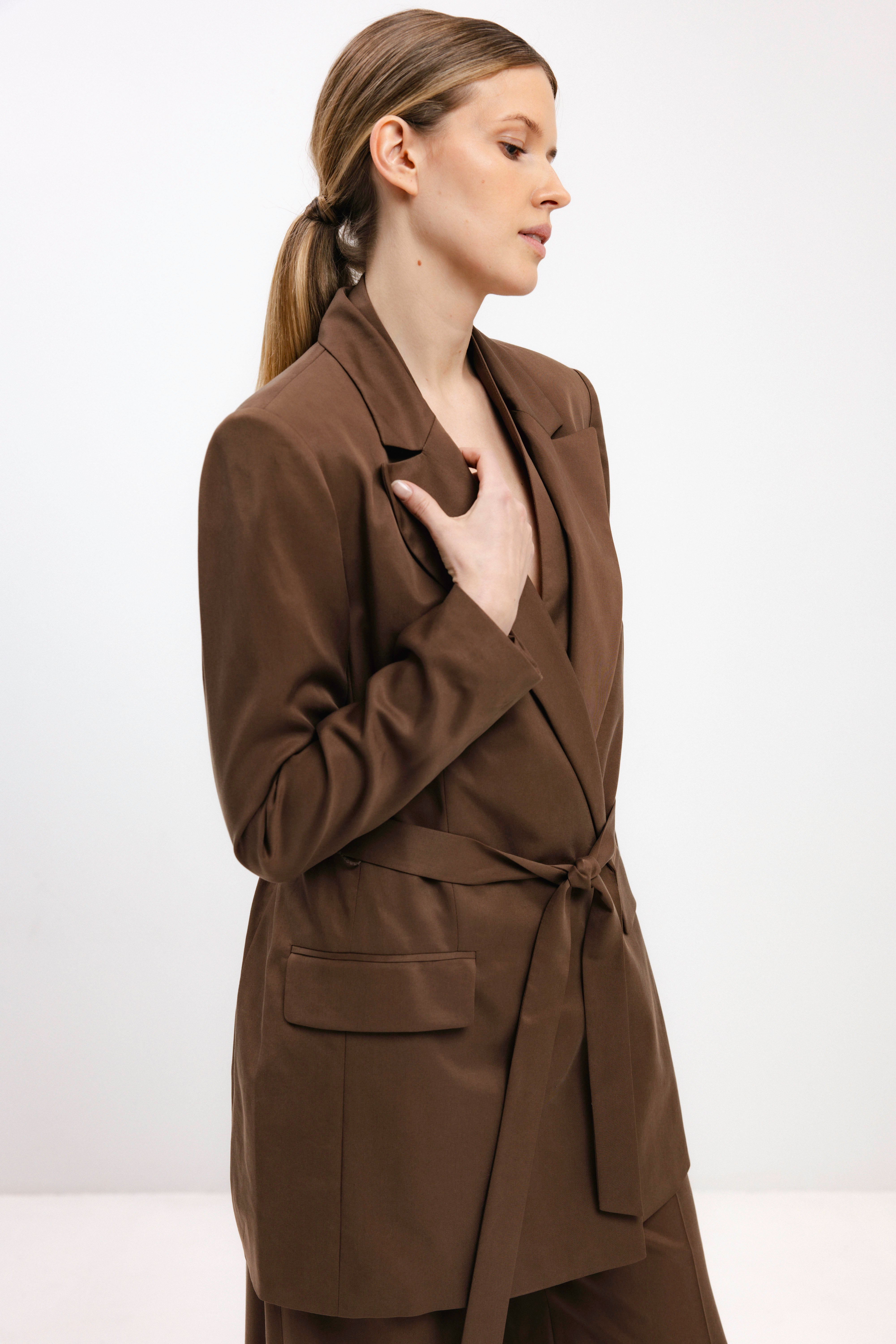 BELTED BLAZER IN NUT BROWN
