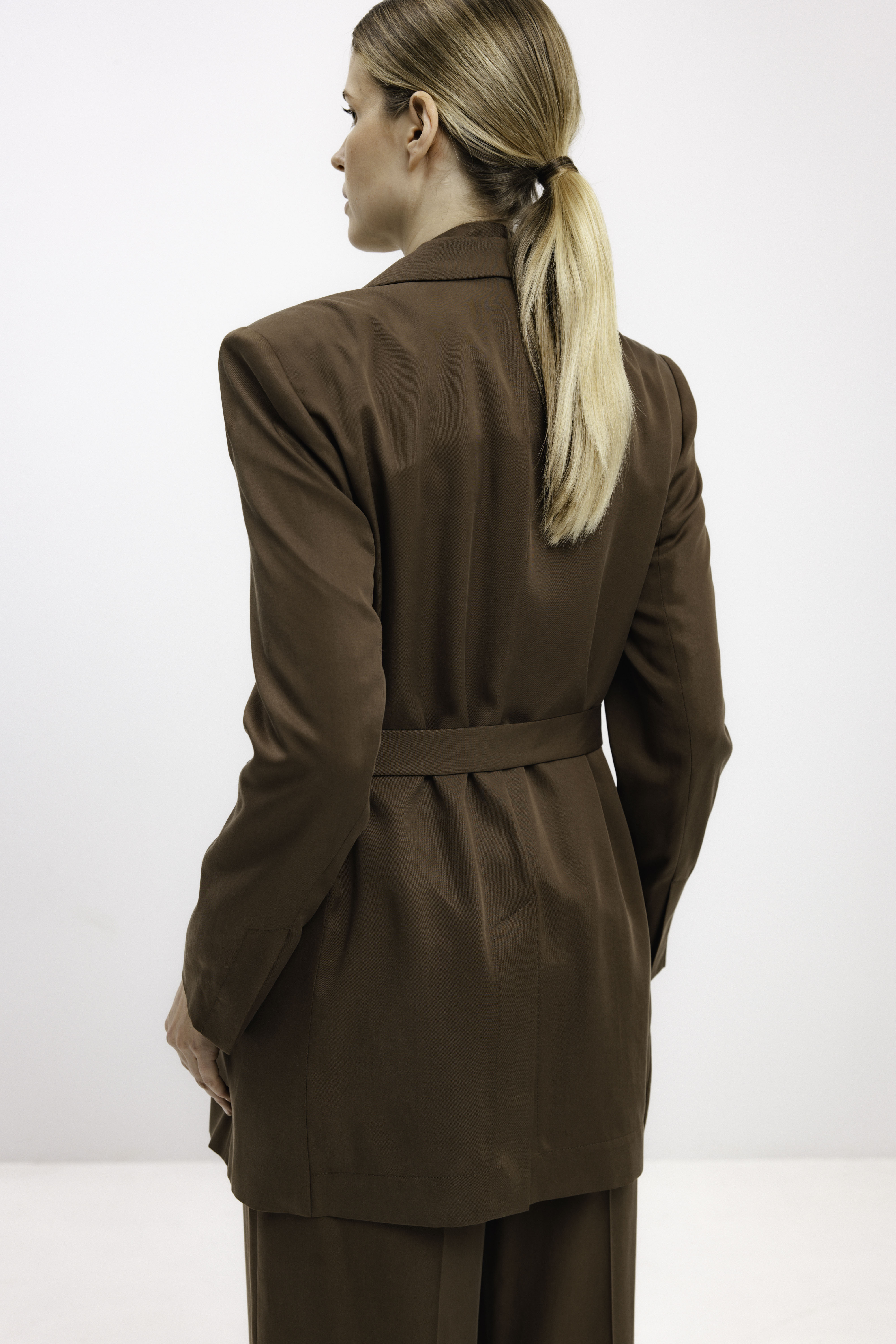 BELTED BLAZER IN NUT BROWN