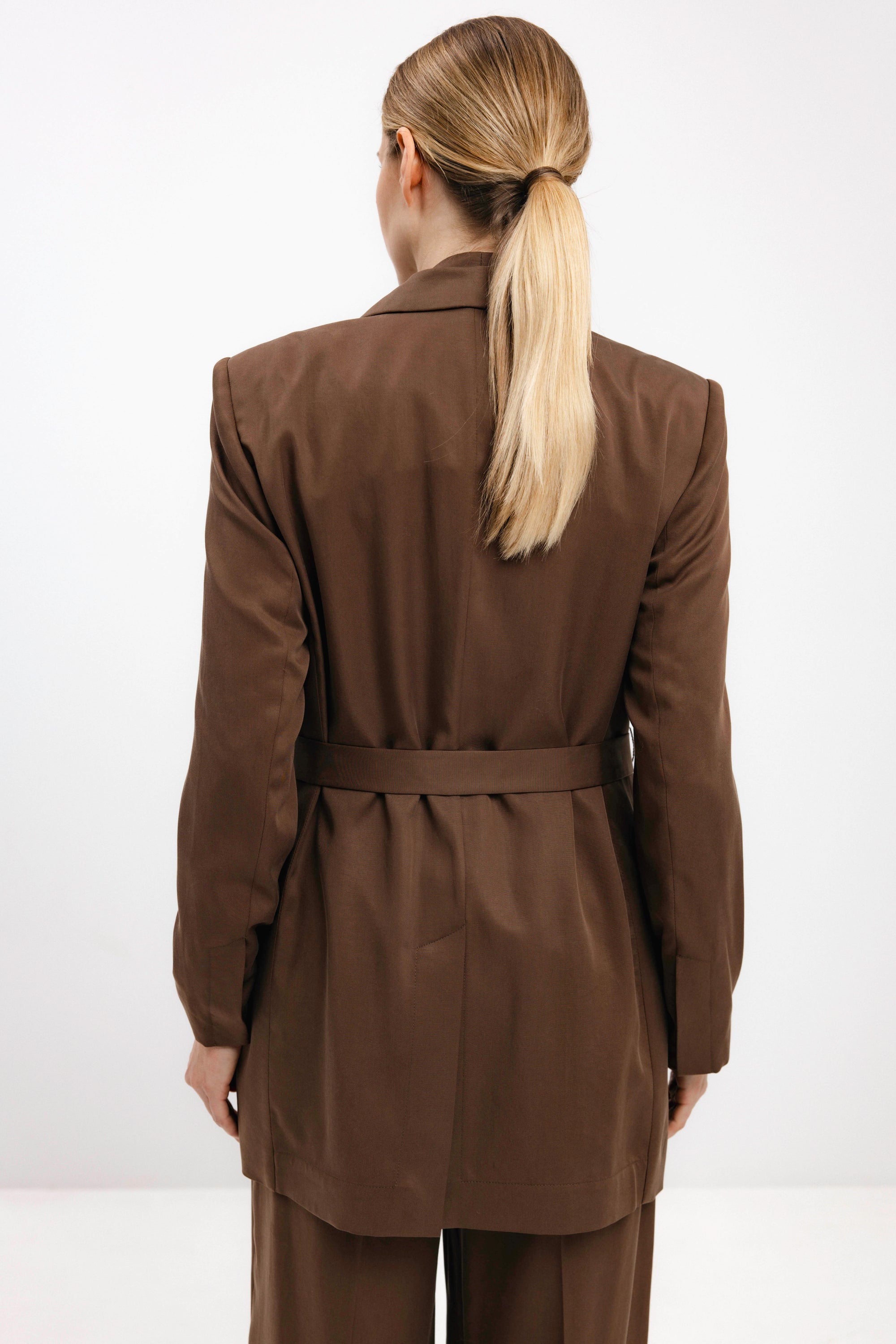 RUDOS SPALVOS ŠVARKAS SU DIRŽU