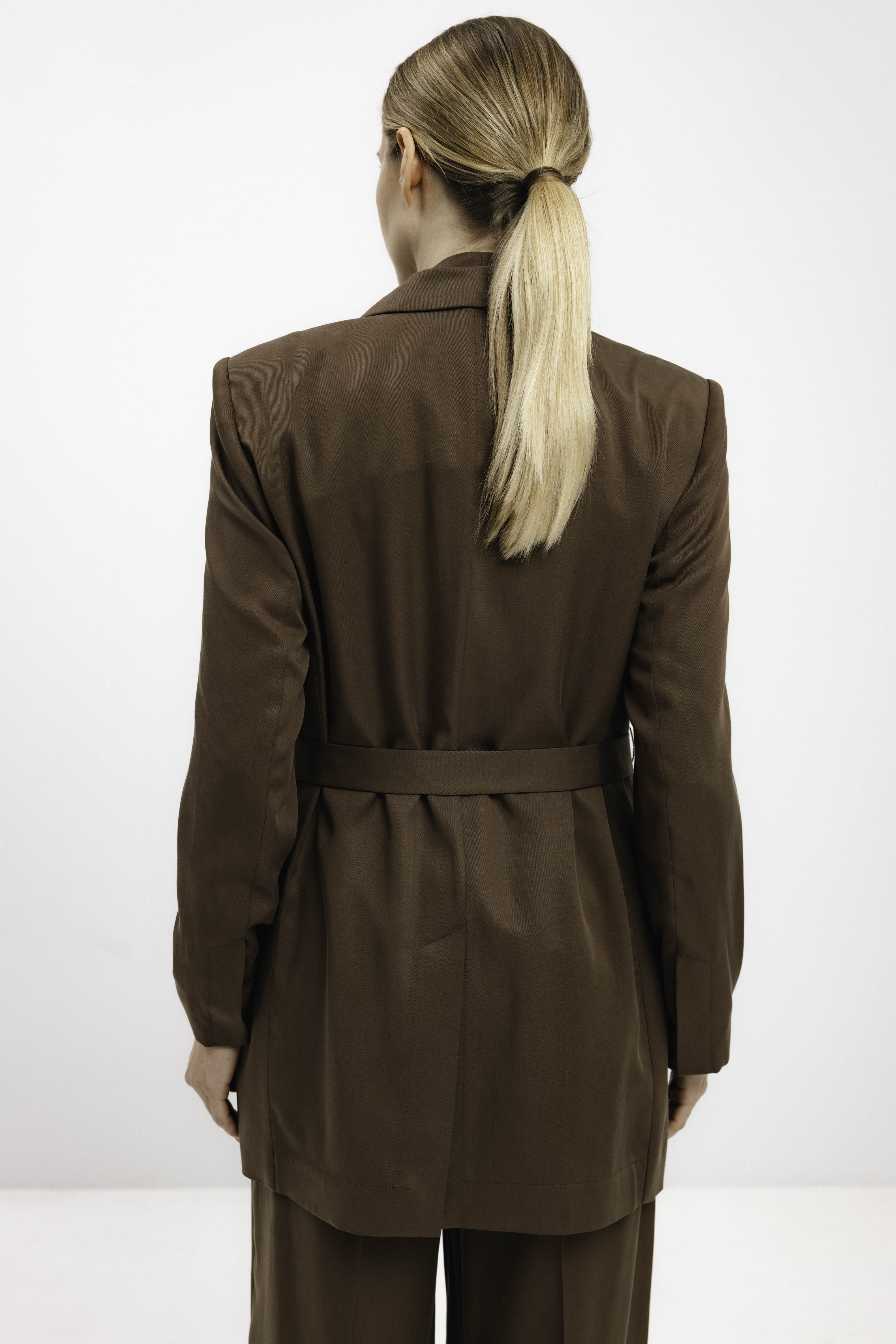 BELTED BLAZER IN NUT BROWN