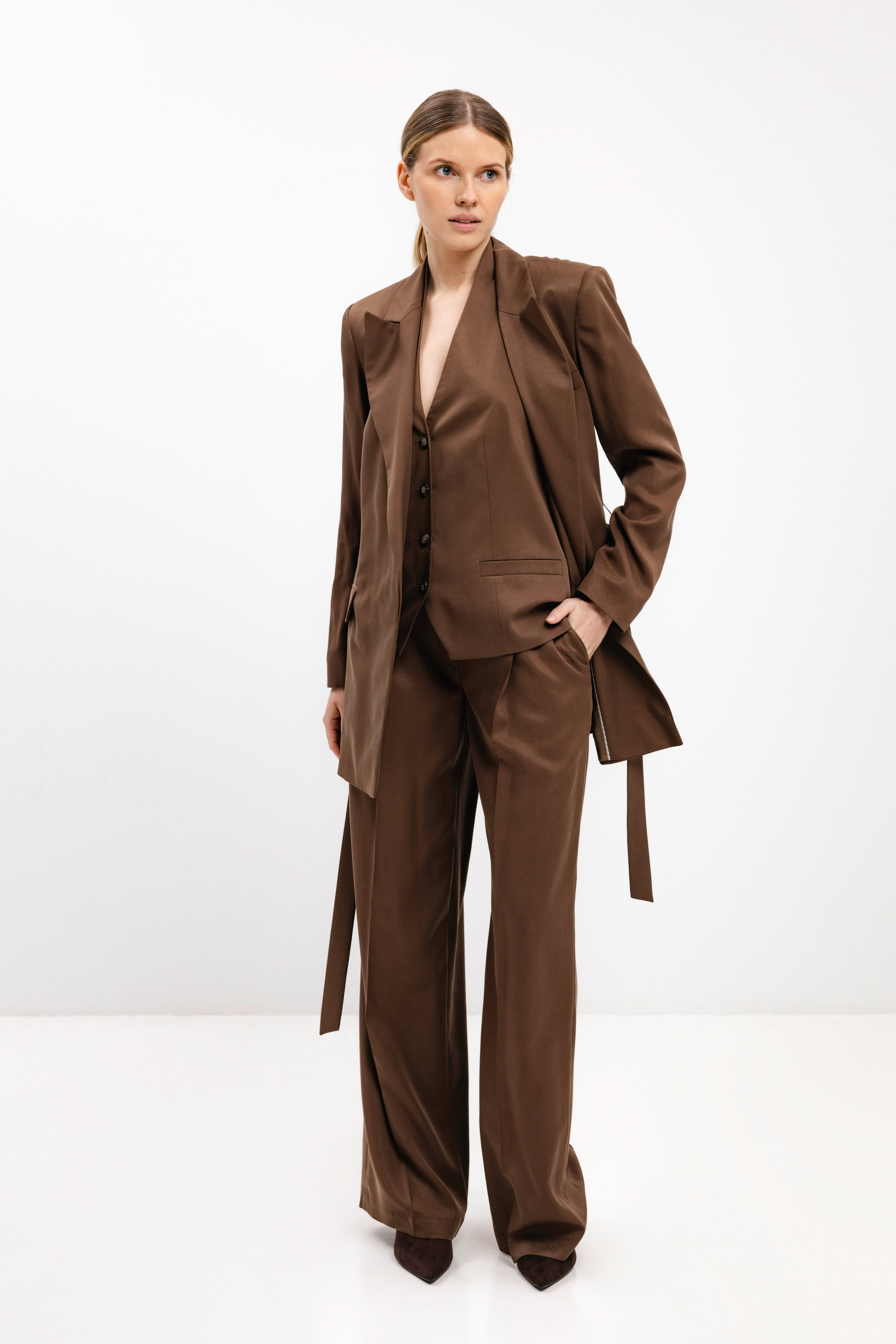 BELTED BLAZER IN NUT BROWN