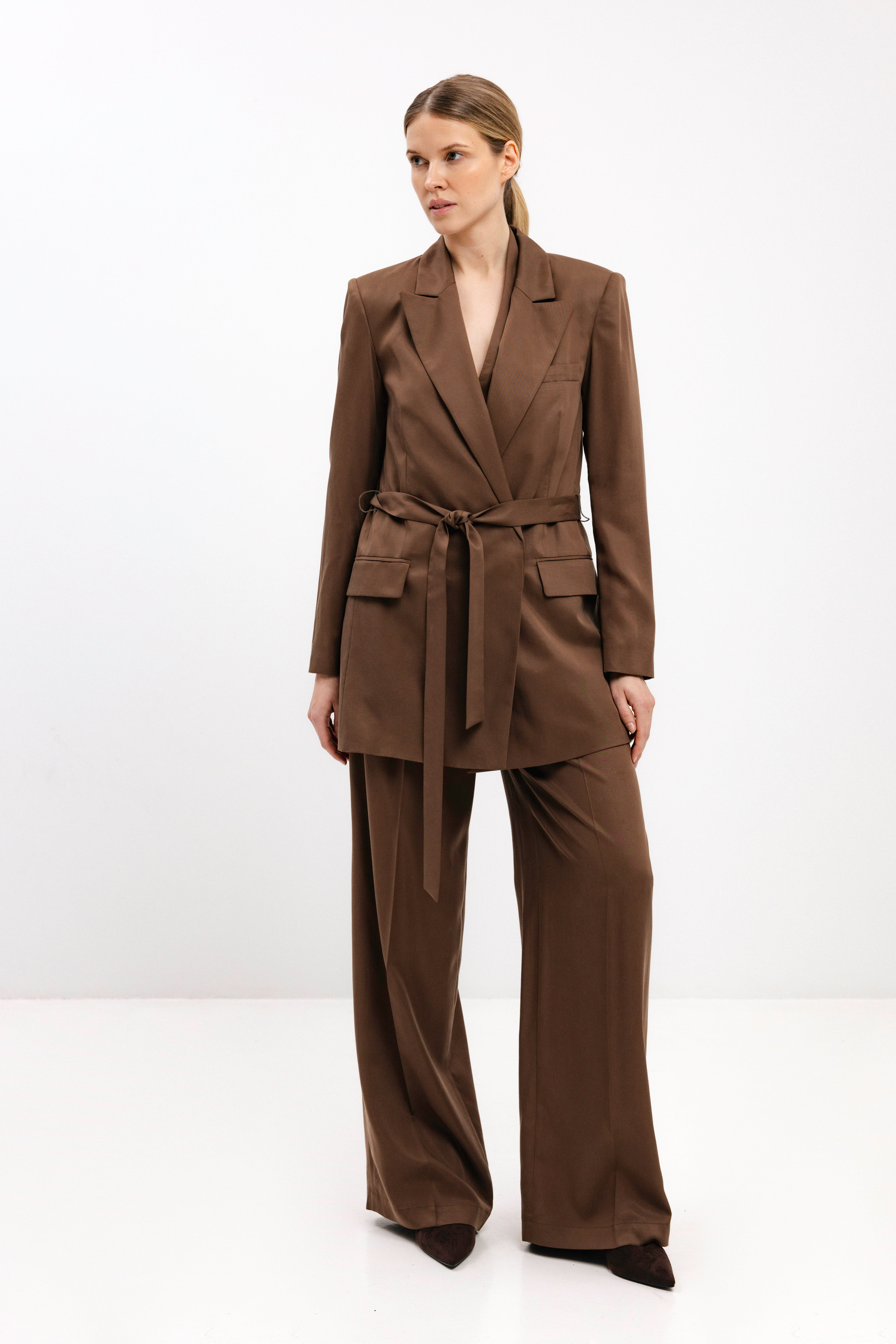 BELTED BLAZER IN NUT BROWN