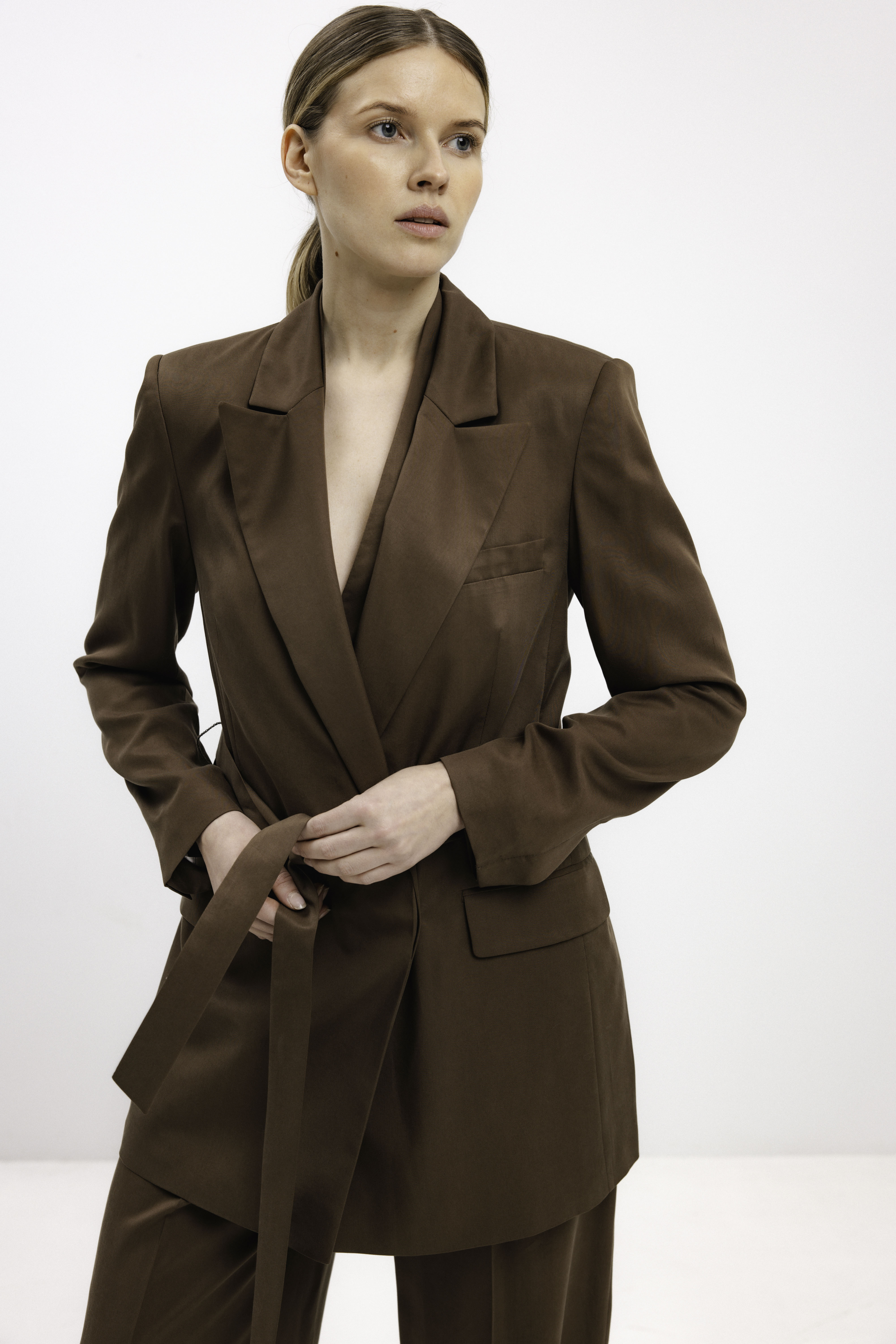BELTED BLAZER IN NUT BROWN