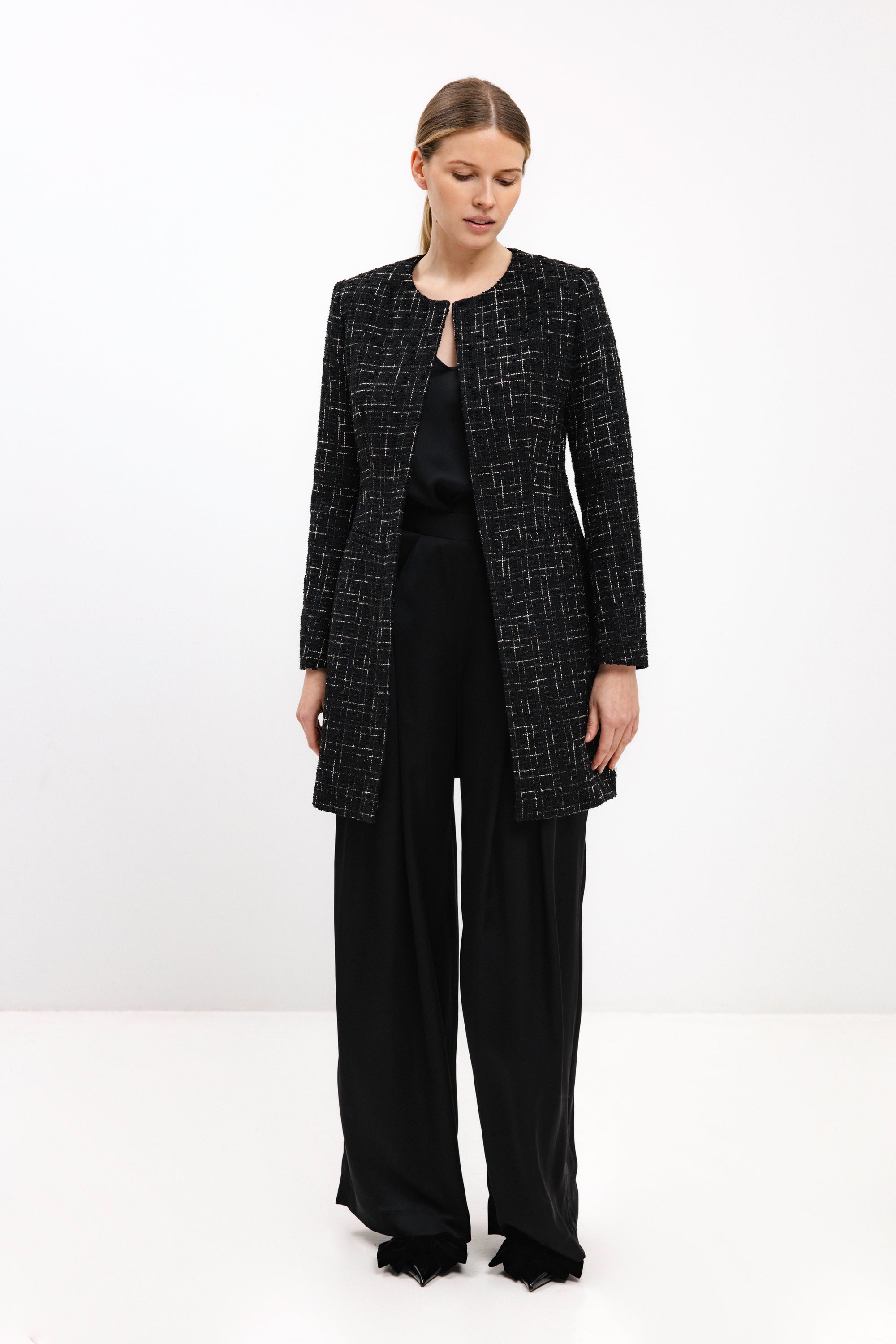 JUODA SUKNELĖ-ŠVARKAS SU NUSEGAMA APAČIA