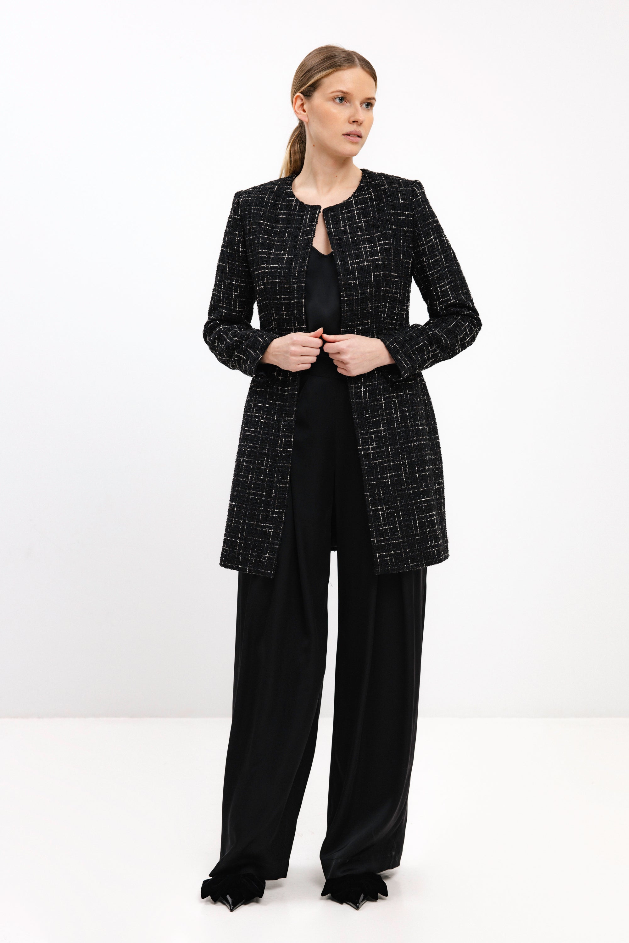 JUODA SUKNELĖ-ŠVARKAS SU NUSEGAMA APAČIA