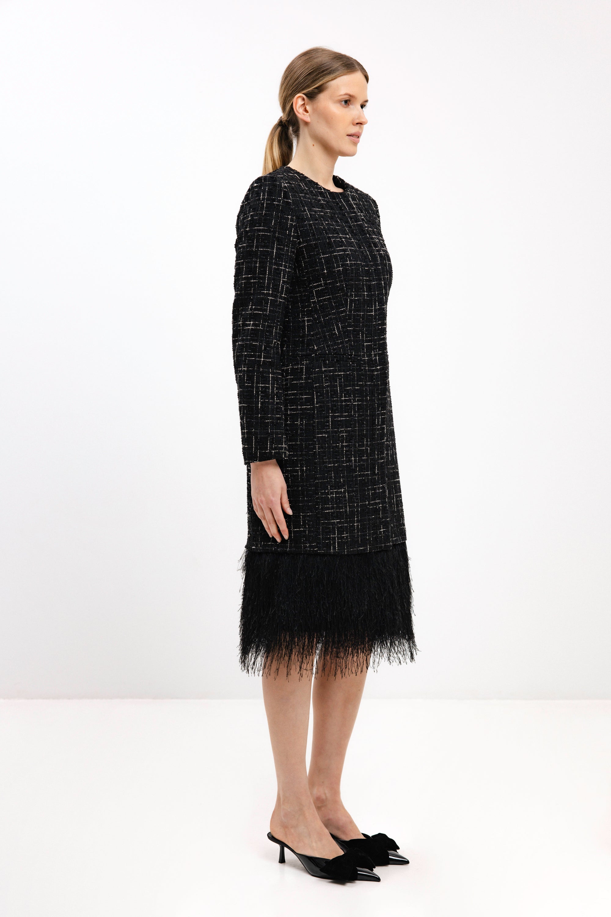 JUODA SUKNELĖ-ŠVARKAS SU NUSEGAMA APAČIA