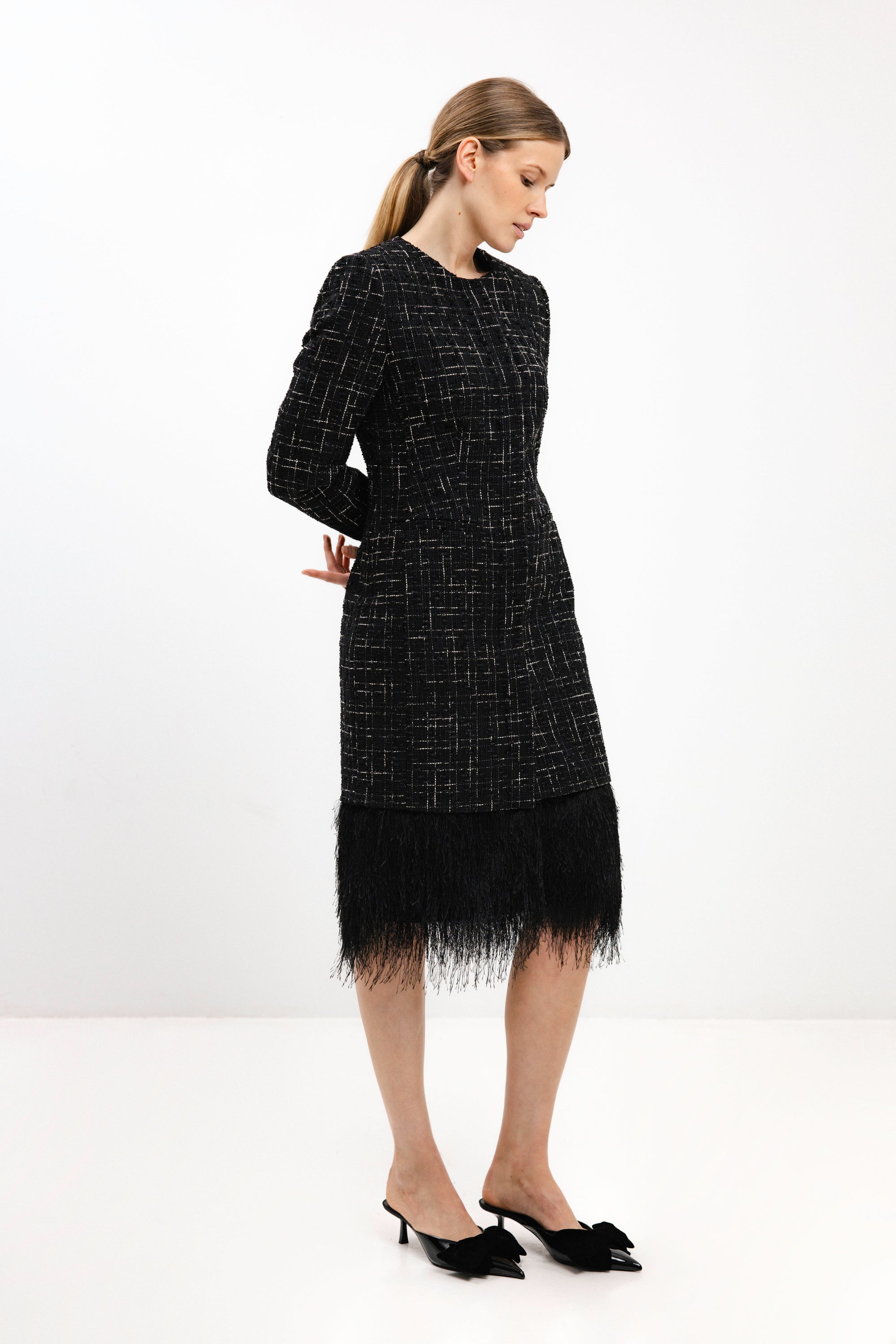 JUODA SUKNELĖ-ŠVARKAS SU NUSEGAMA APAČIA