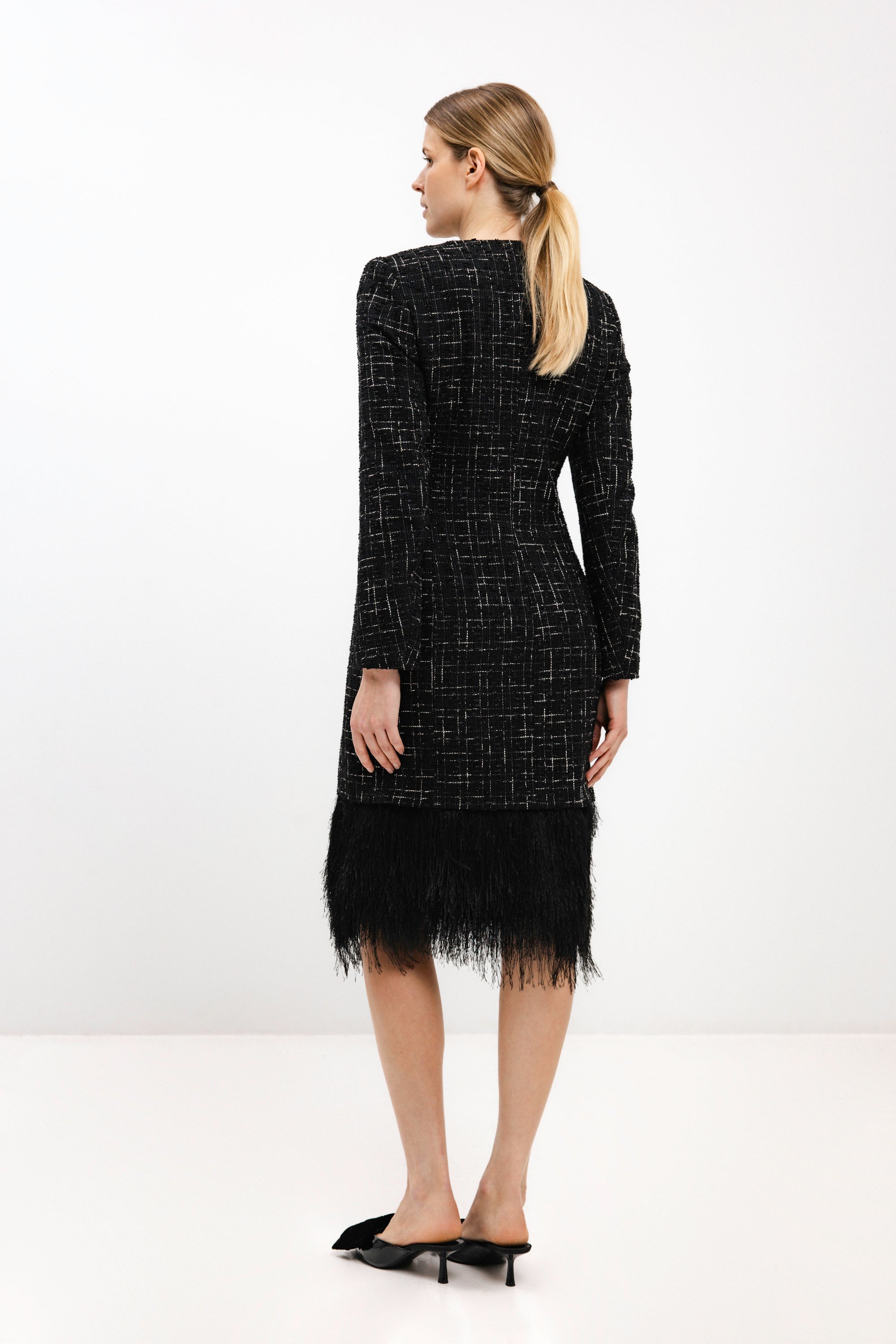 JUODA SUKNELĖ-ŠVARKAS SU NUSEGAMA APAČIA