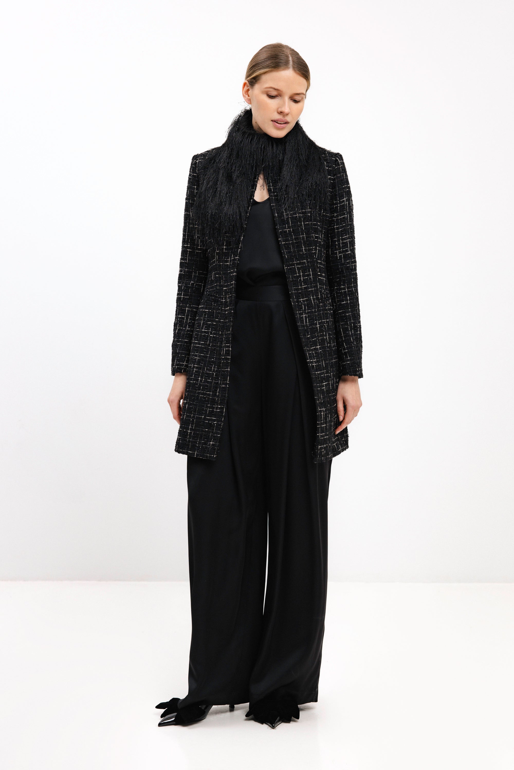 JUODA SUKNELĖ-ŠVARKAS SU NUSEGAMA APAČIA