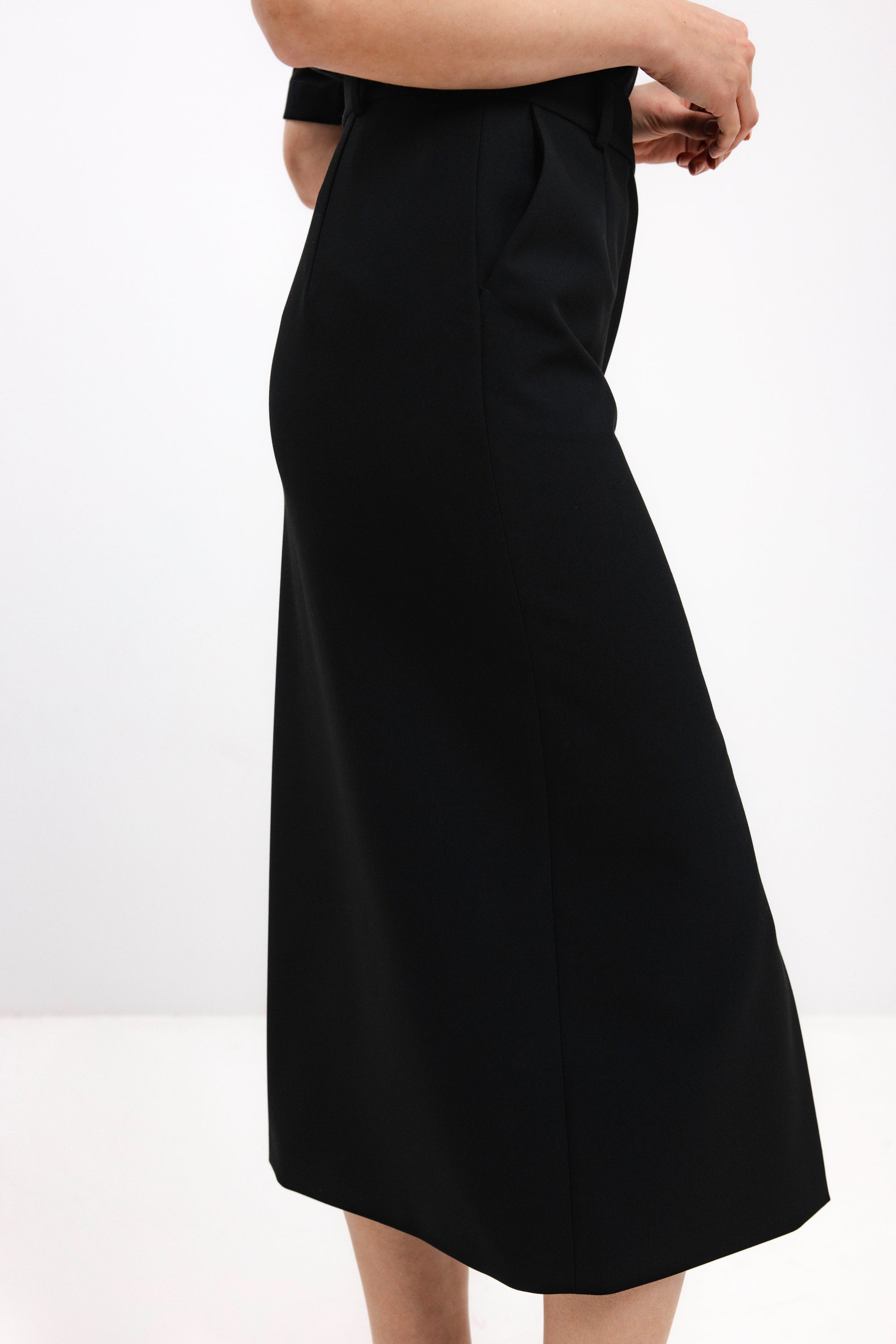 STRAIGHT-CUT BLACK MIDI SKIRT