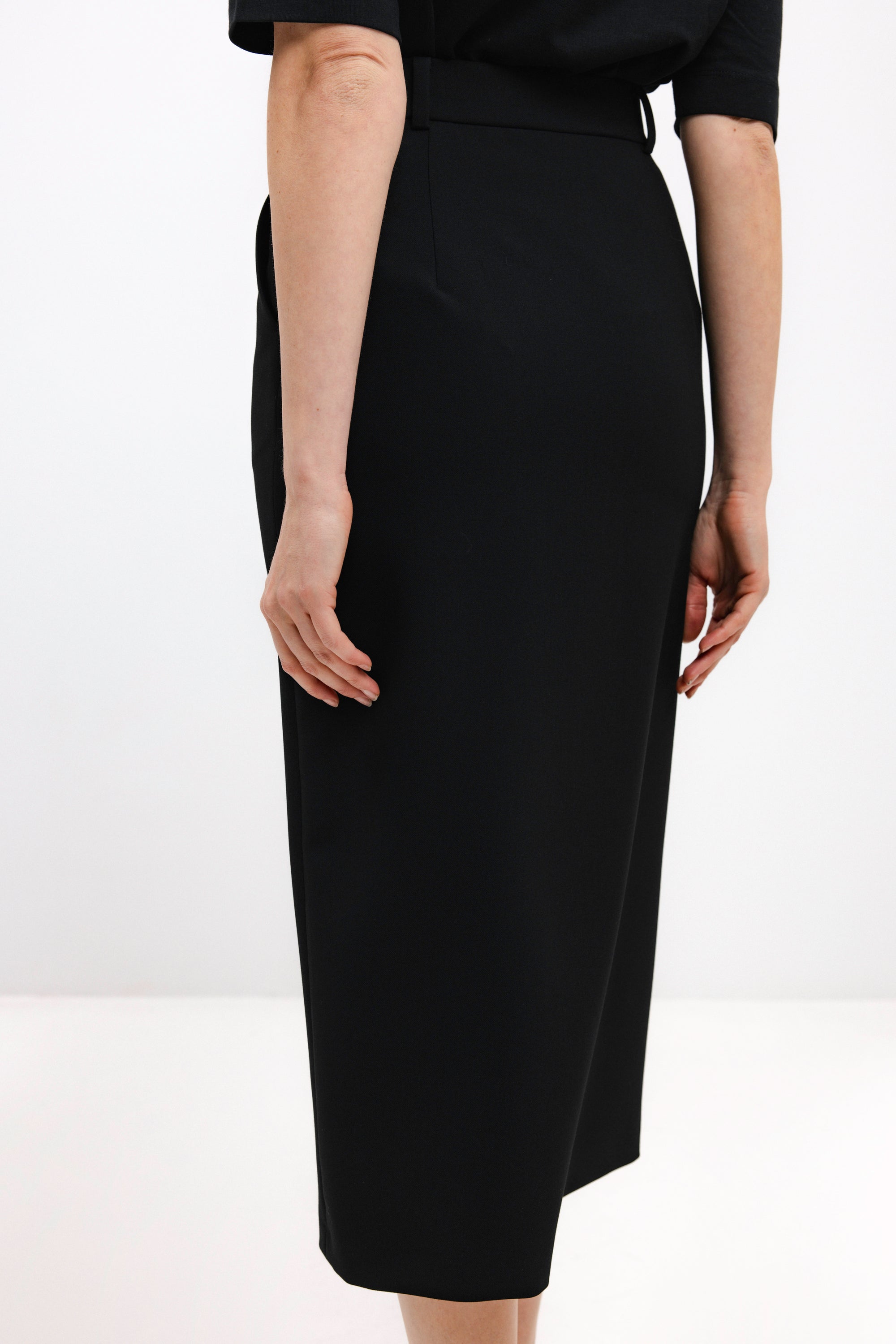 STRAIGHT-CUT BLACK MIDI SKIRT