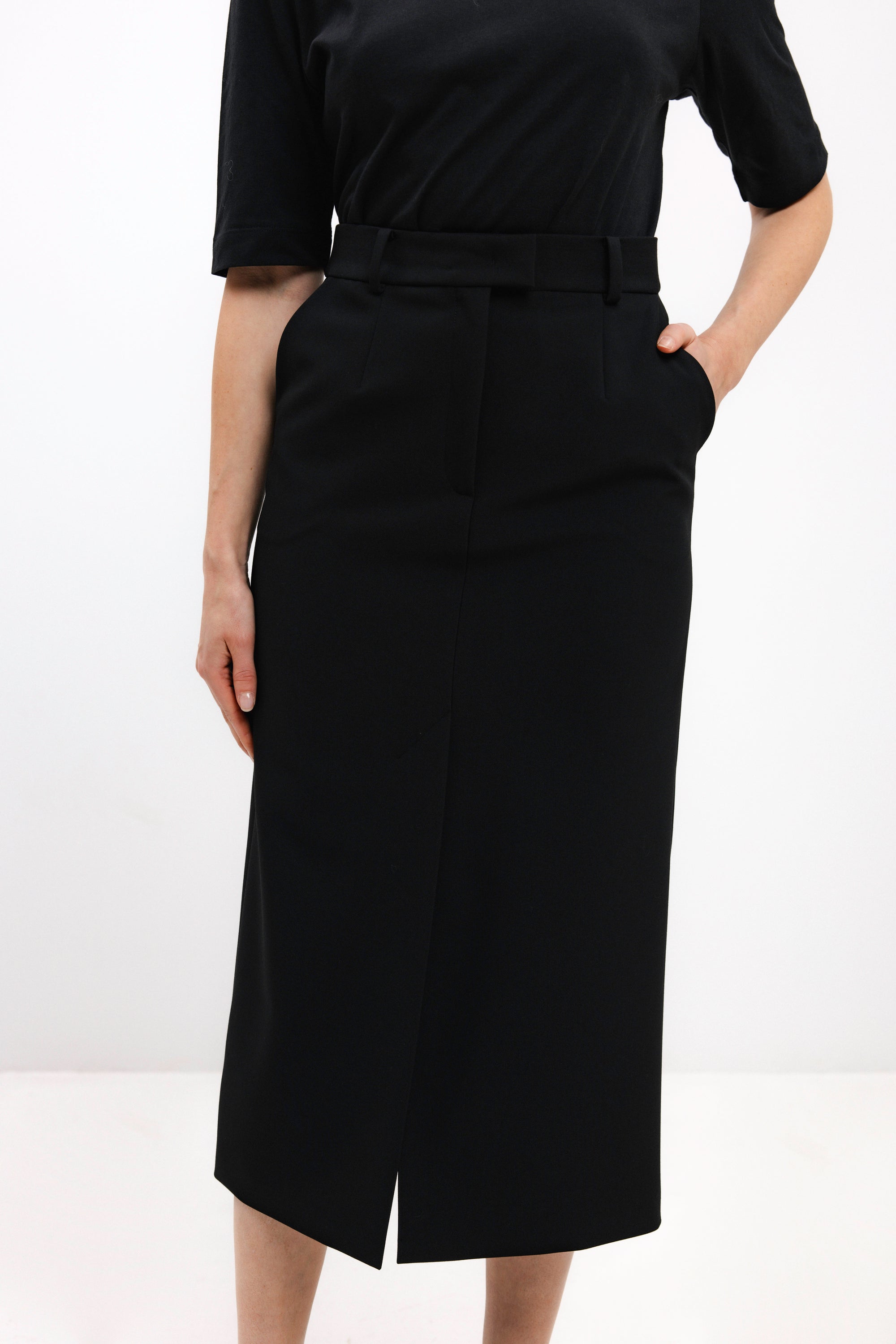 STRAIGHT-CUT BLACK MIDI SKIRT
