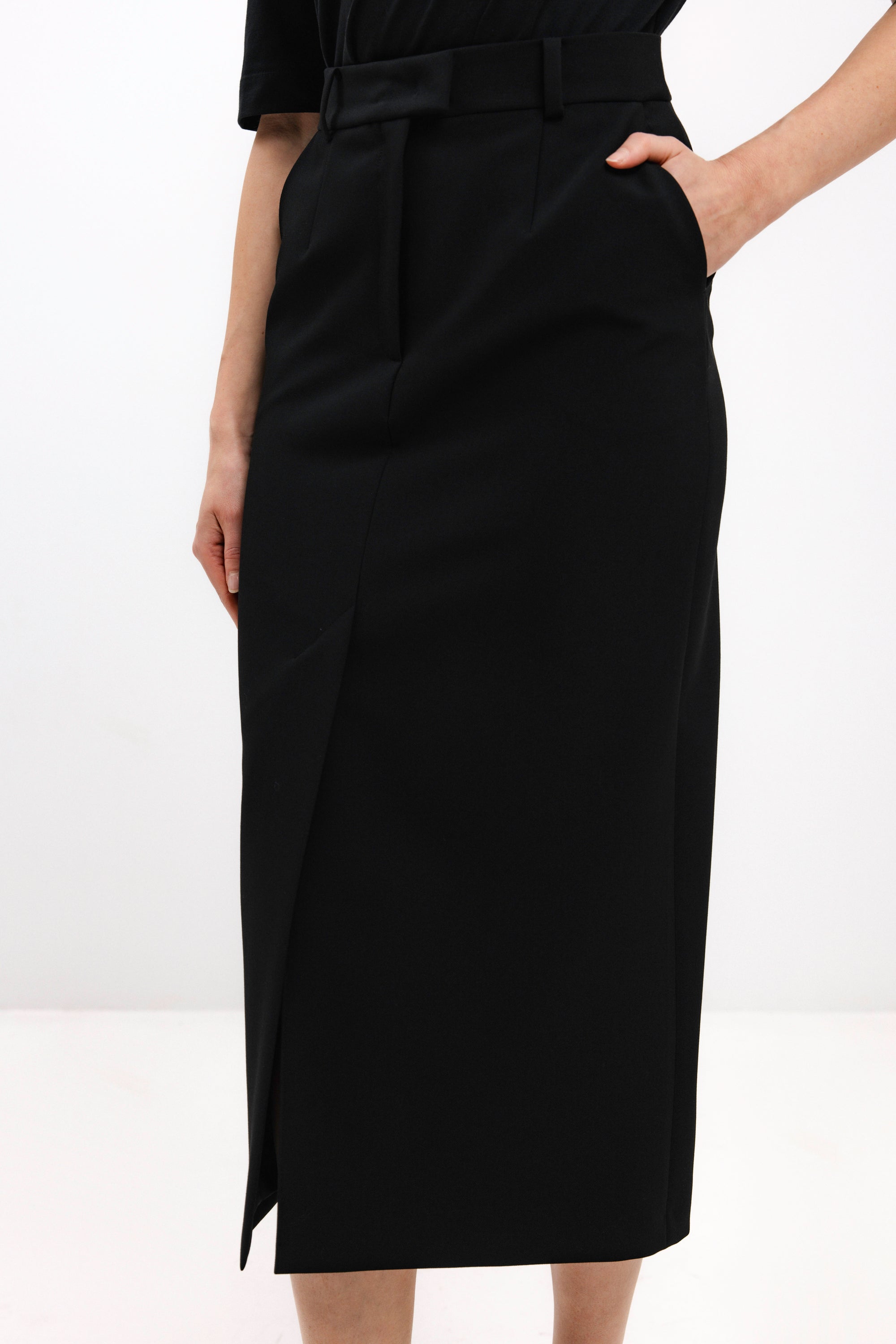 STRAIGHT-CUT BLACK MIDI SKIRT