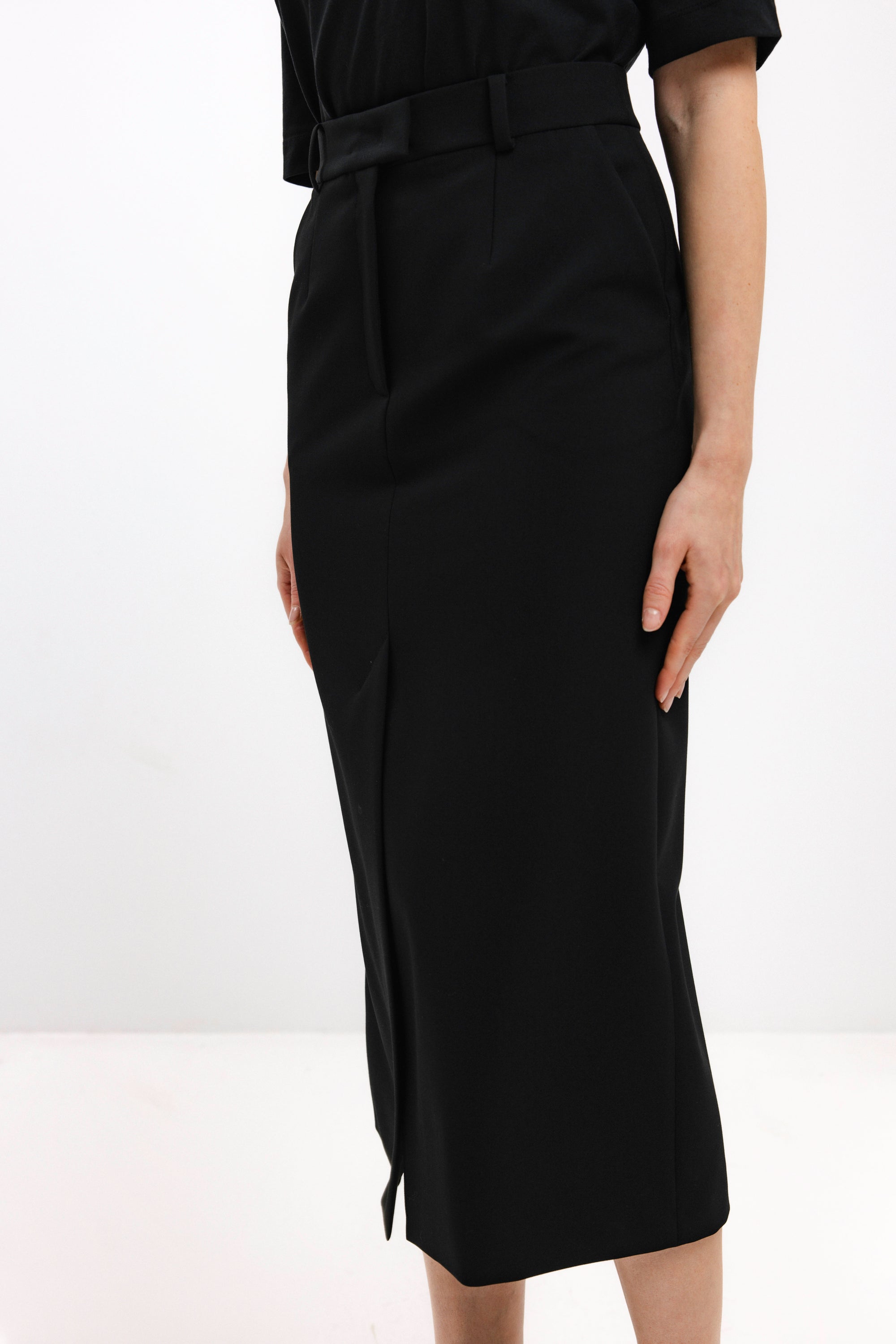 STRAIGHT-CUT BLACK MIDI SKIRT
