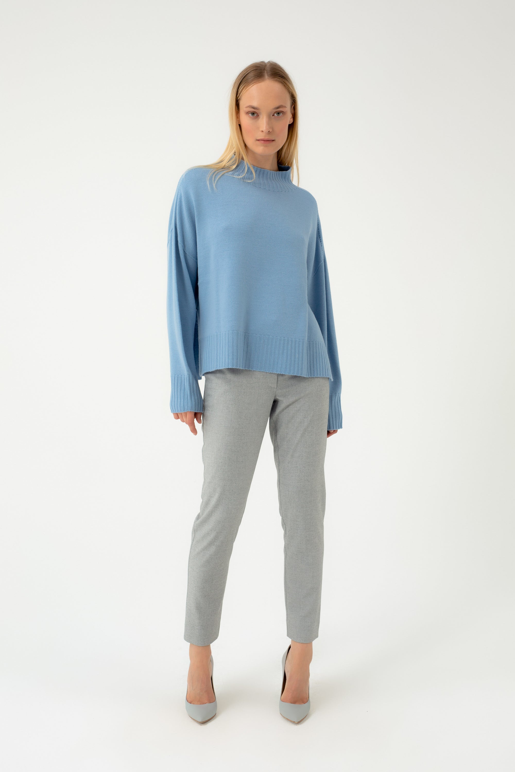 ŠVIESIAI MĖLYNAS MEGZTINIS SU STAČIA APYKAKLE