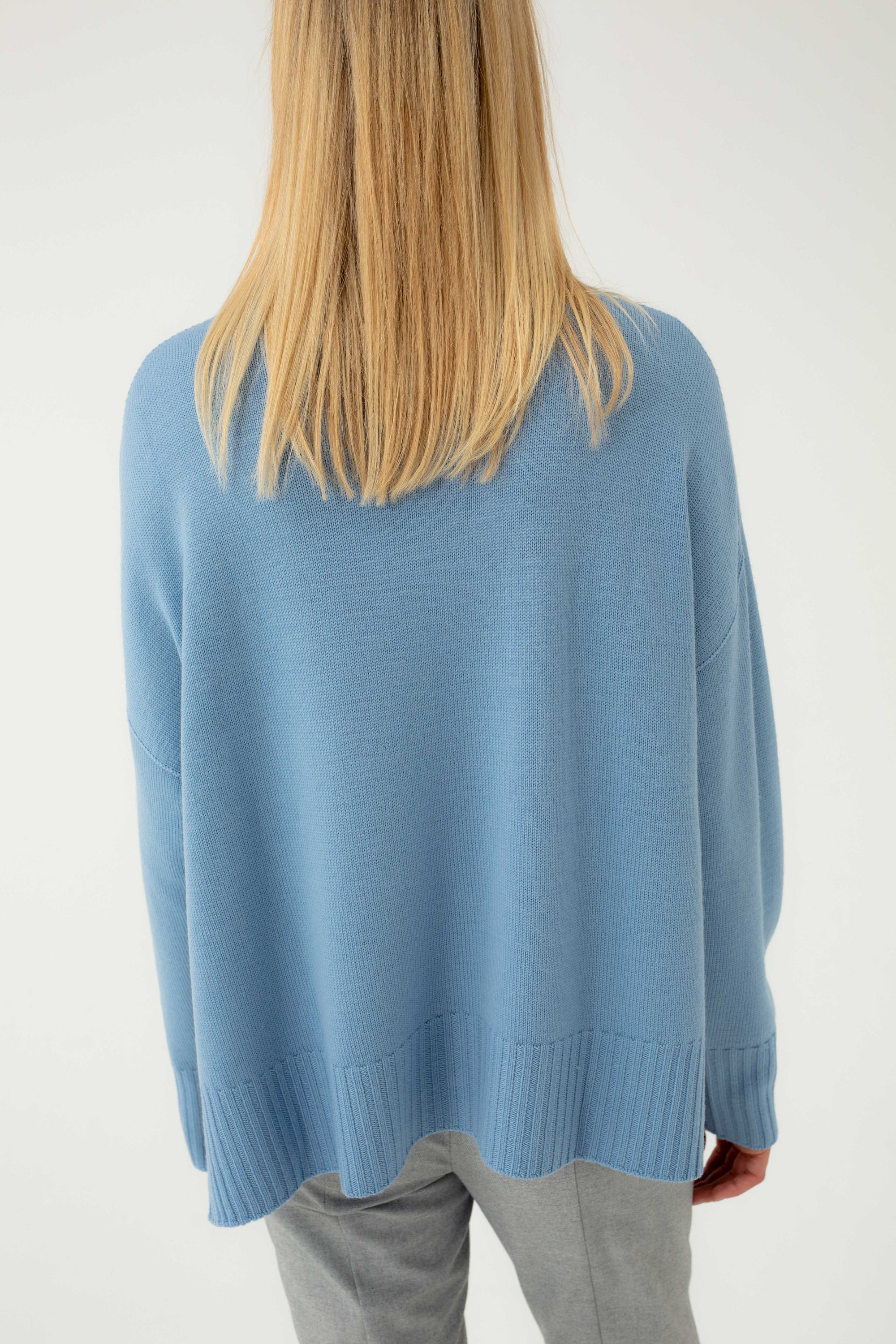 ŠVIESIAI MĖLYNAS MEGZTINIS SU STAČIA APYKAKLE