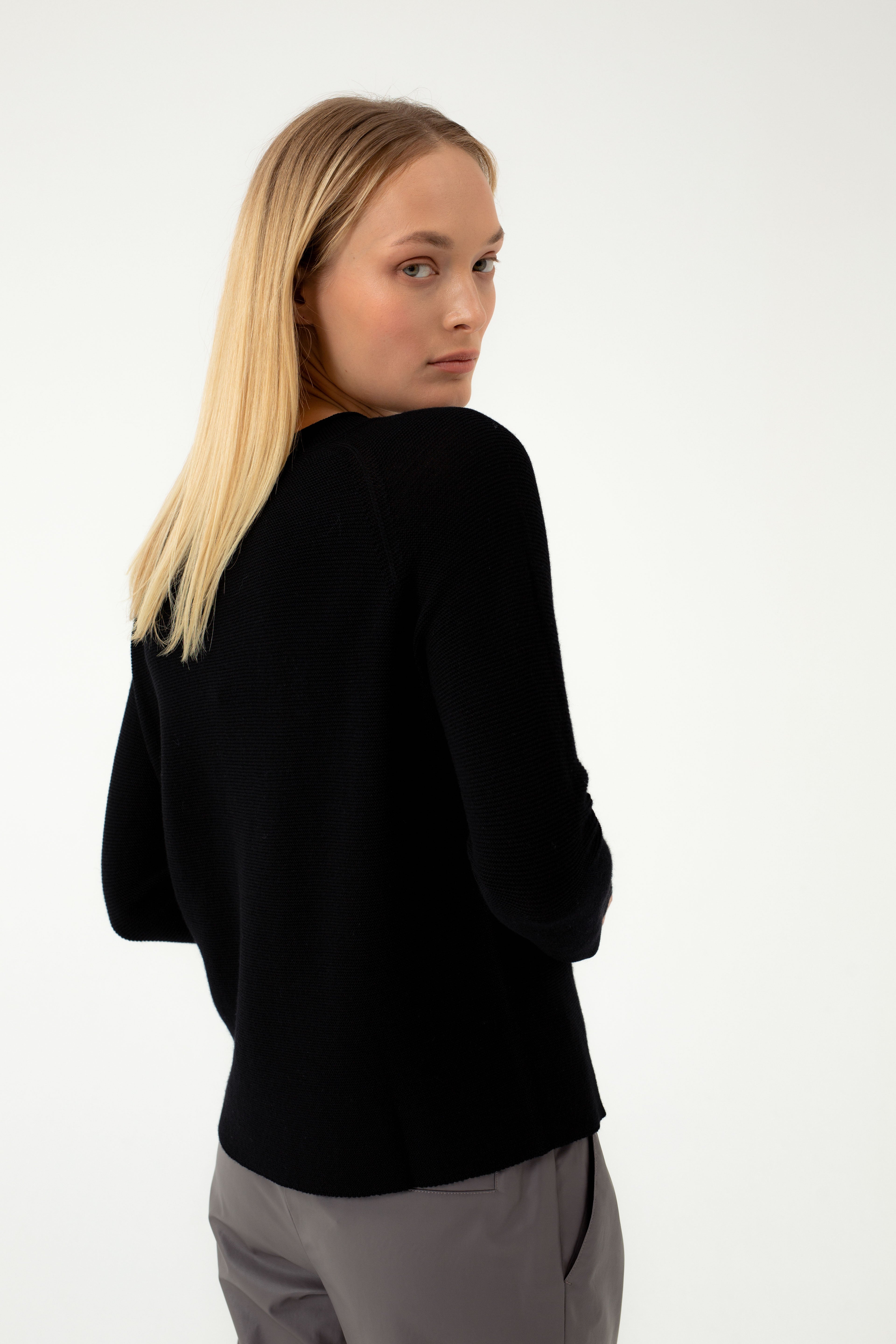 PURE WOOL BLACK SWEATER