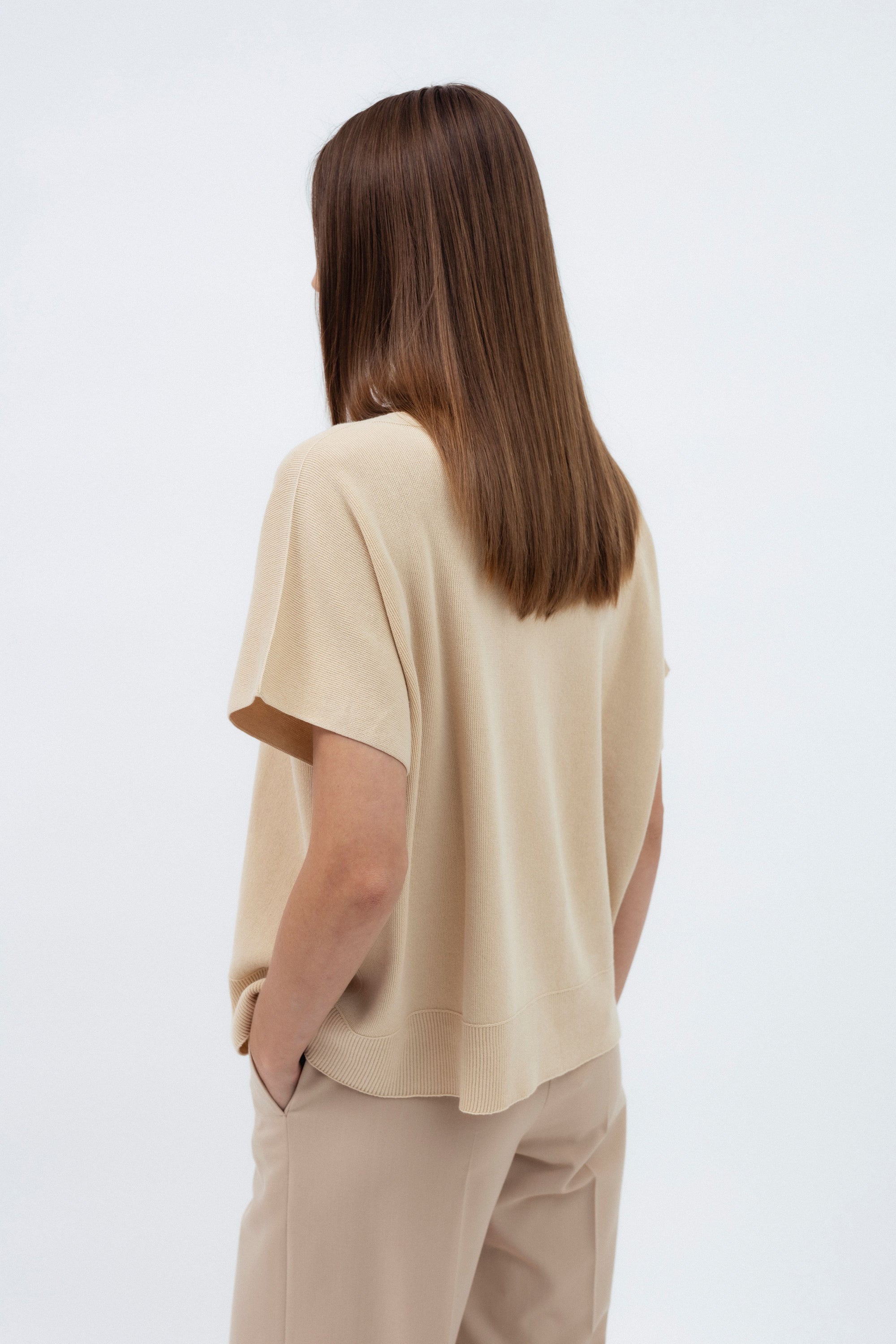 SMĖLIO ATSPALVIO MEGZTINIS TRUMPOMIS RANKOVĖMIS