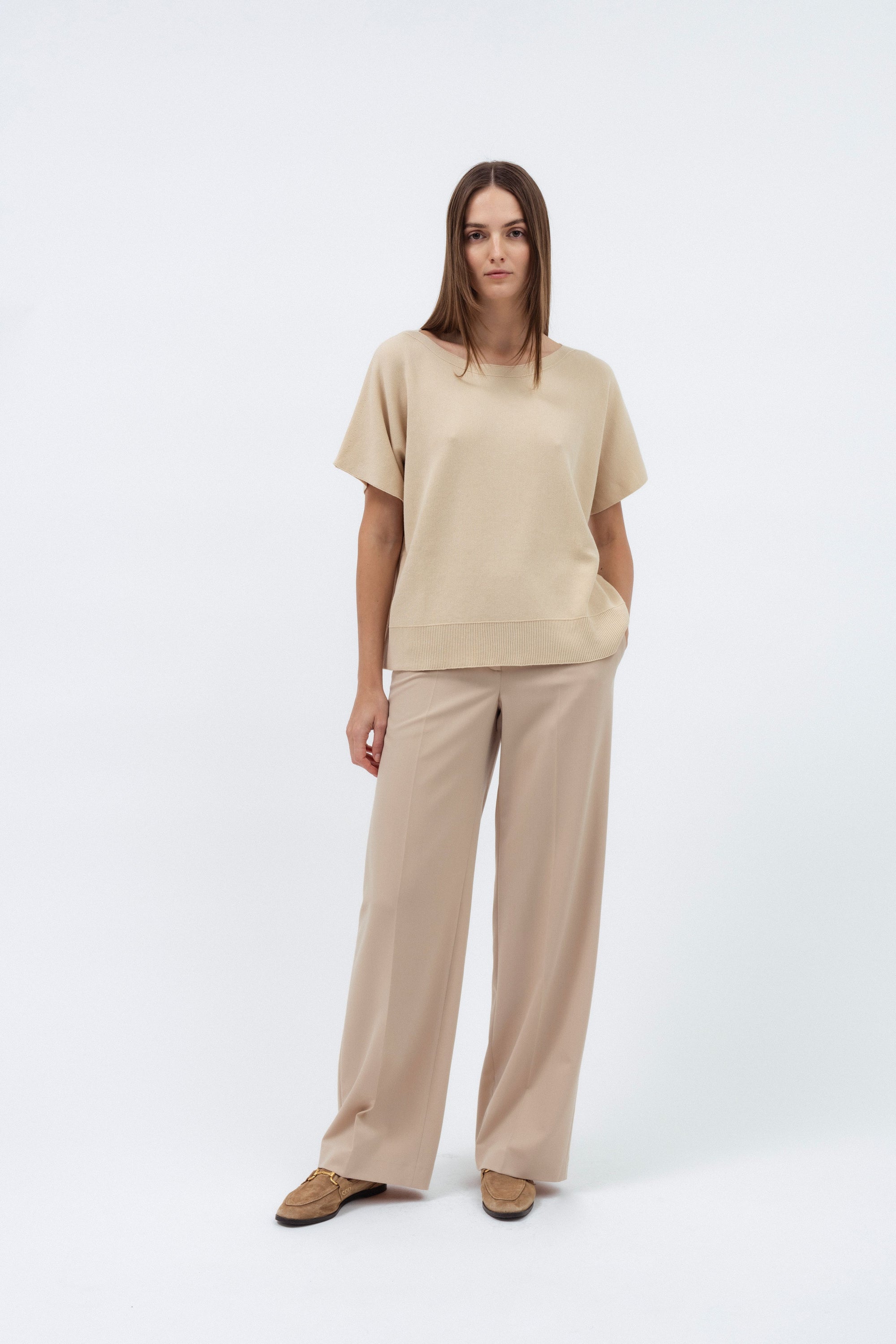 SMĖLIO ATSPALVIO MEGZTINIS TRUMPOMIS RANKOVĖMIS