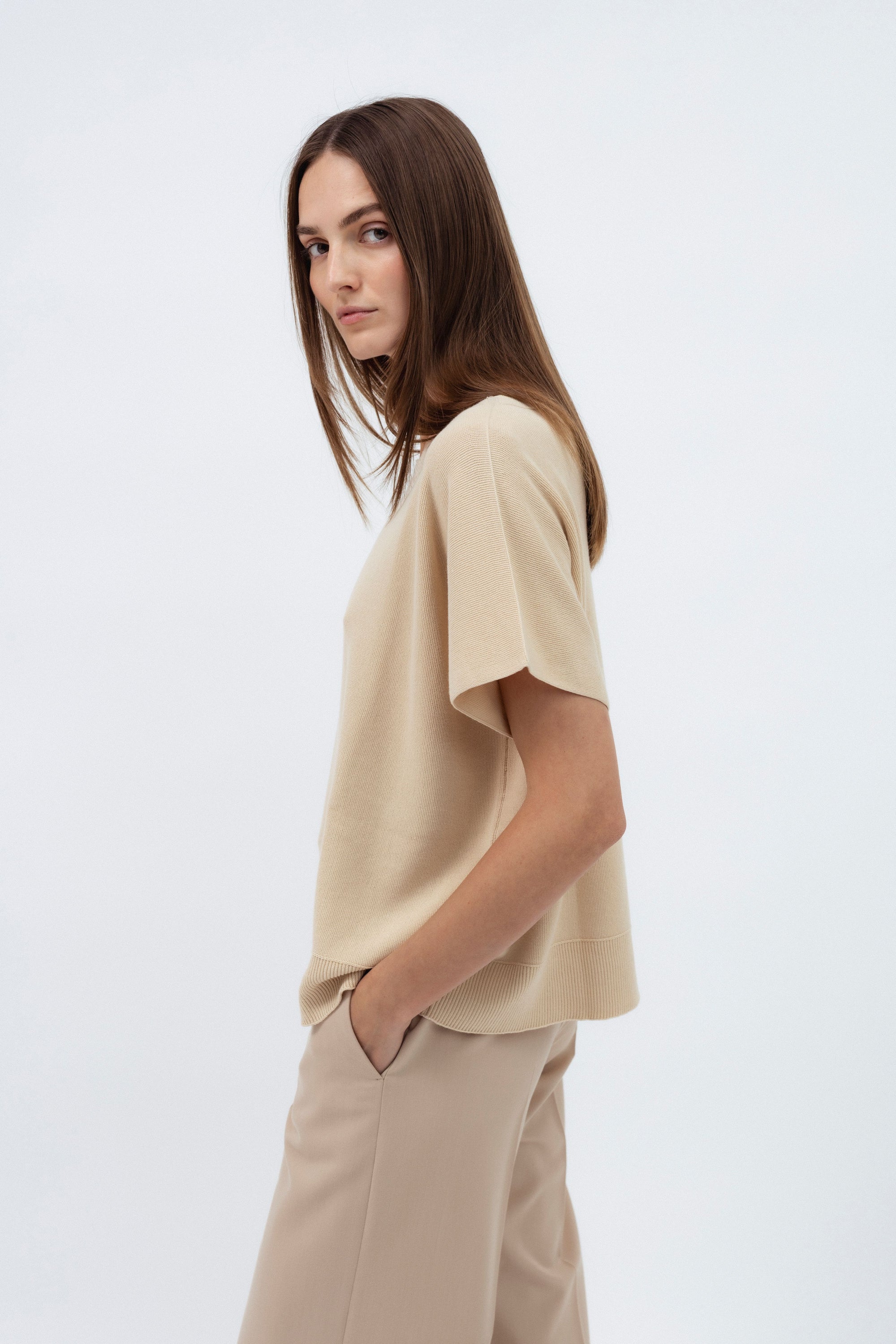 SMĖLIO ATSPALVIO MEGZTINIS TRUMPOMIS RANKOVĖMIS