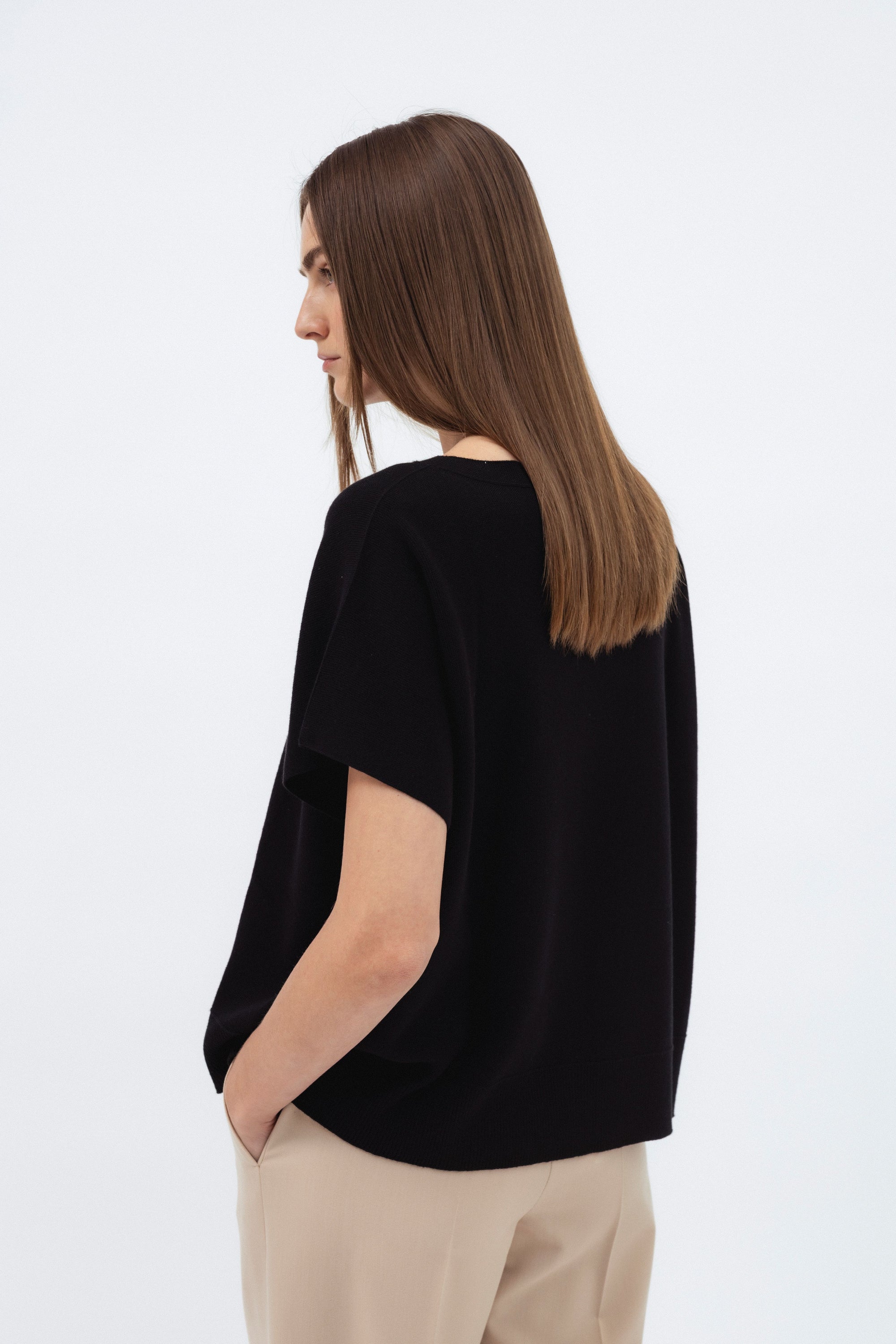 JUODAS MEGZTINIS TRUMPOMIS RANKOVĖMIS