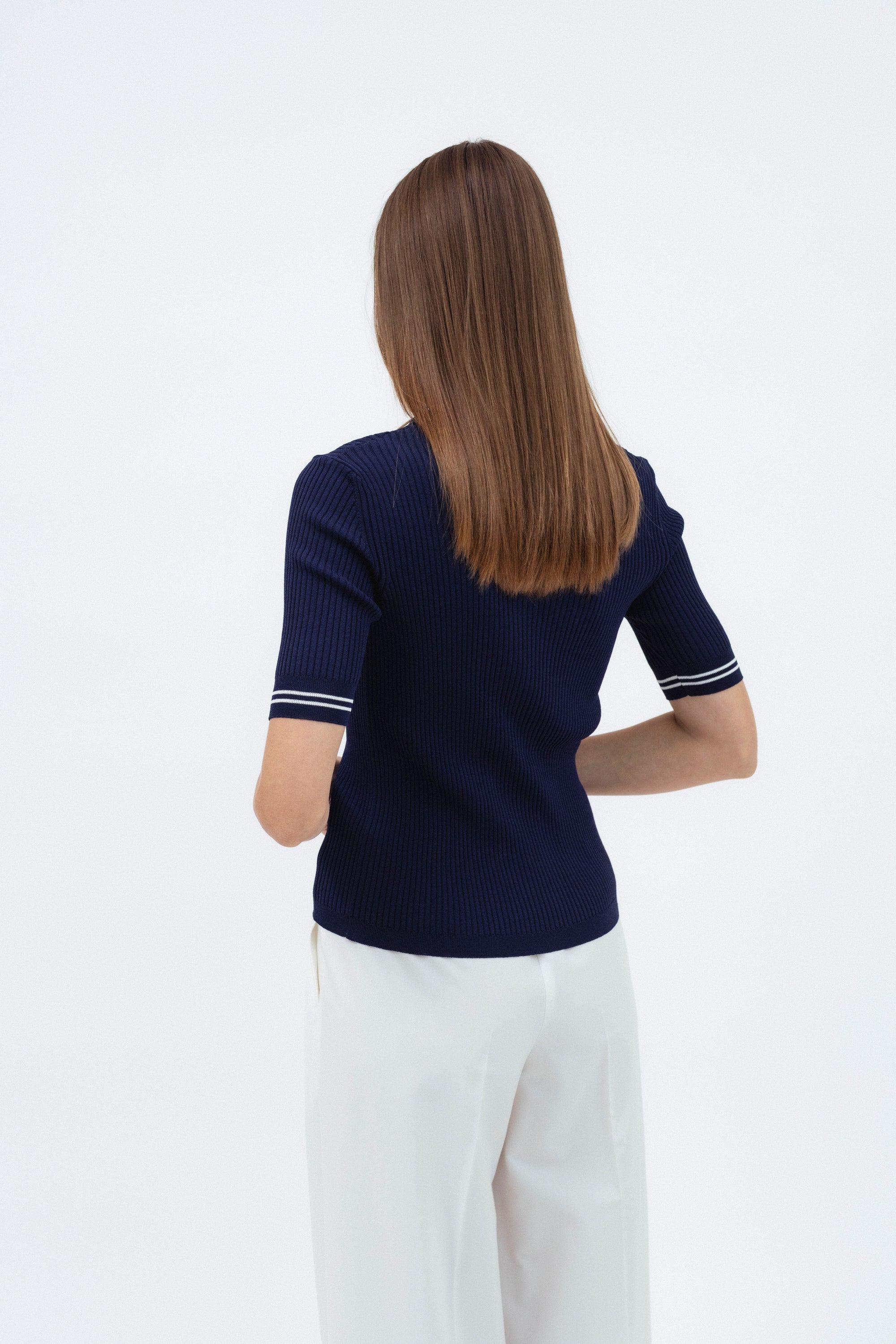 TAMSIAI MĖLYNAS MEGZTINIS TRUMPOMIS RANKOVĖMIS